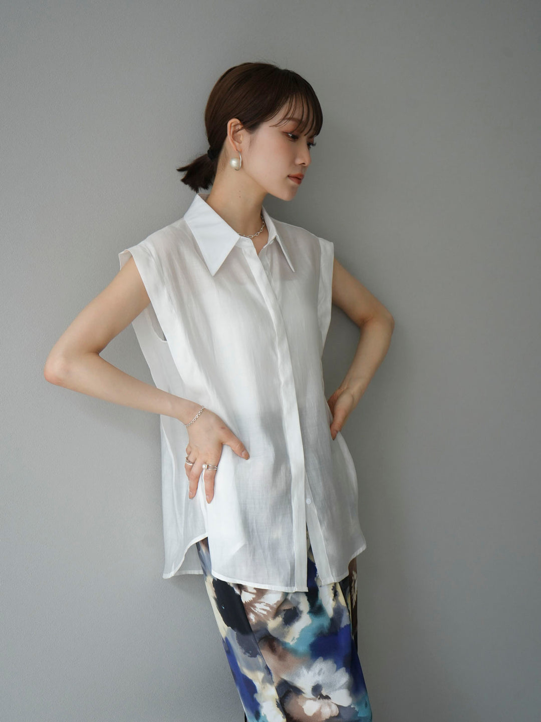 [Pre-order] Tuck shoulder sheer sleeveless shirt/white