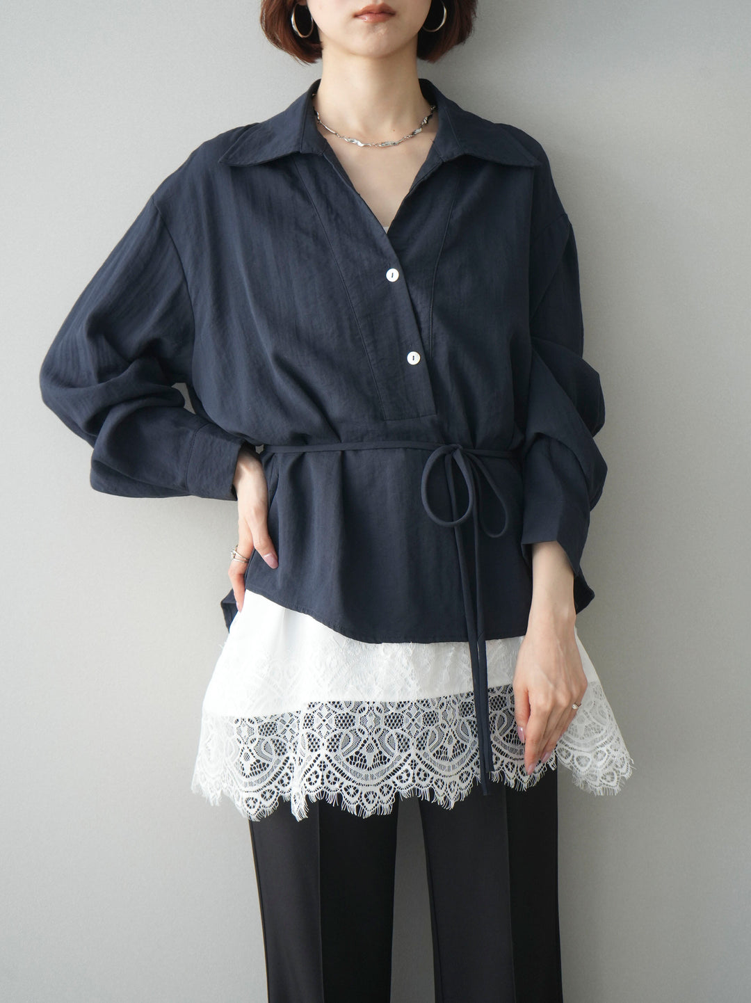 [SET]Vネック変形ラインシャツ+レーストリムキャミソール(2set)