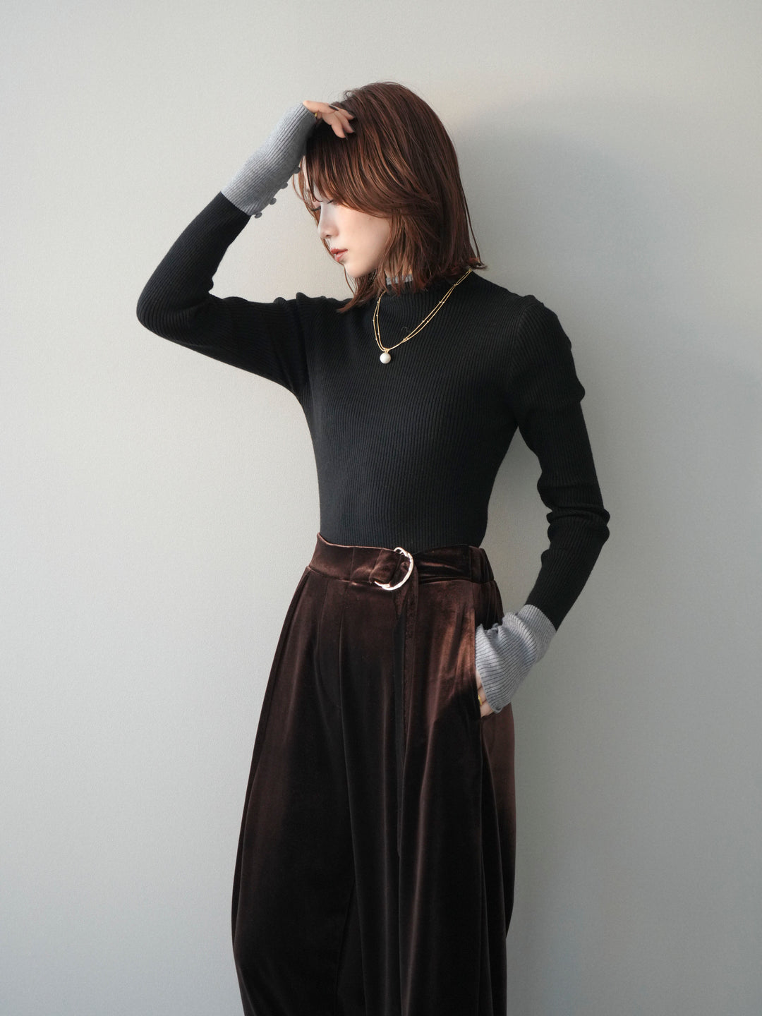 [予約]袖ボタンハイネック配色リブニットトップス/black