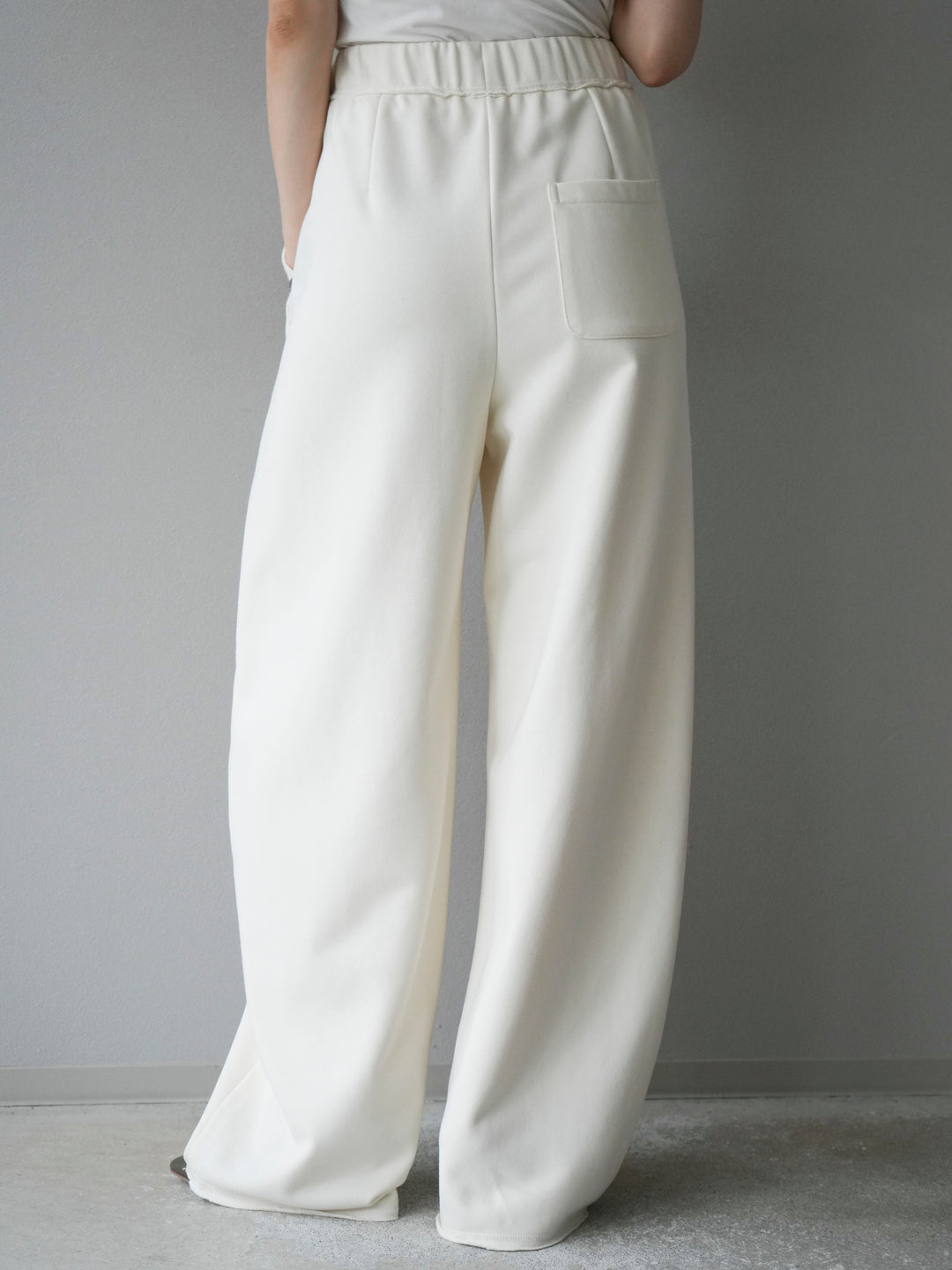 [予約]アウトシームカットオフスエットパンツ/white