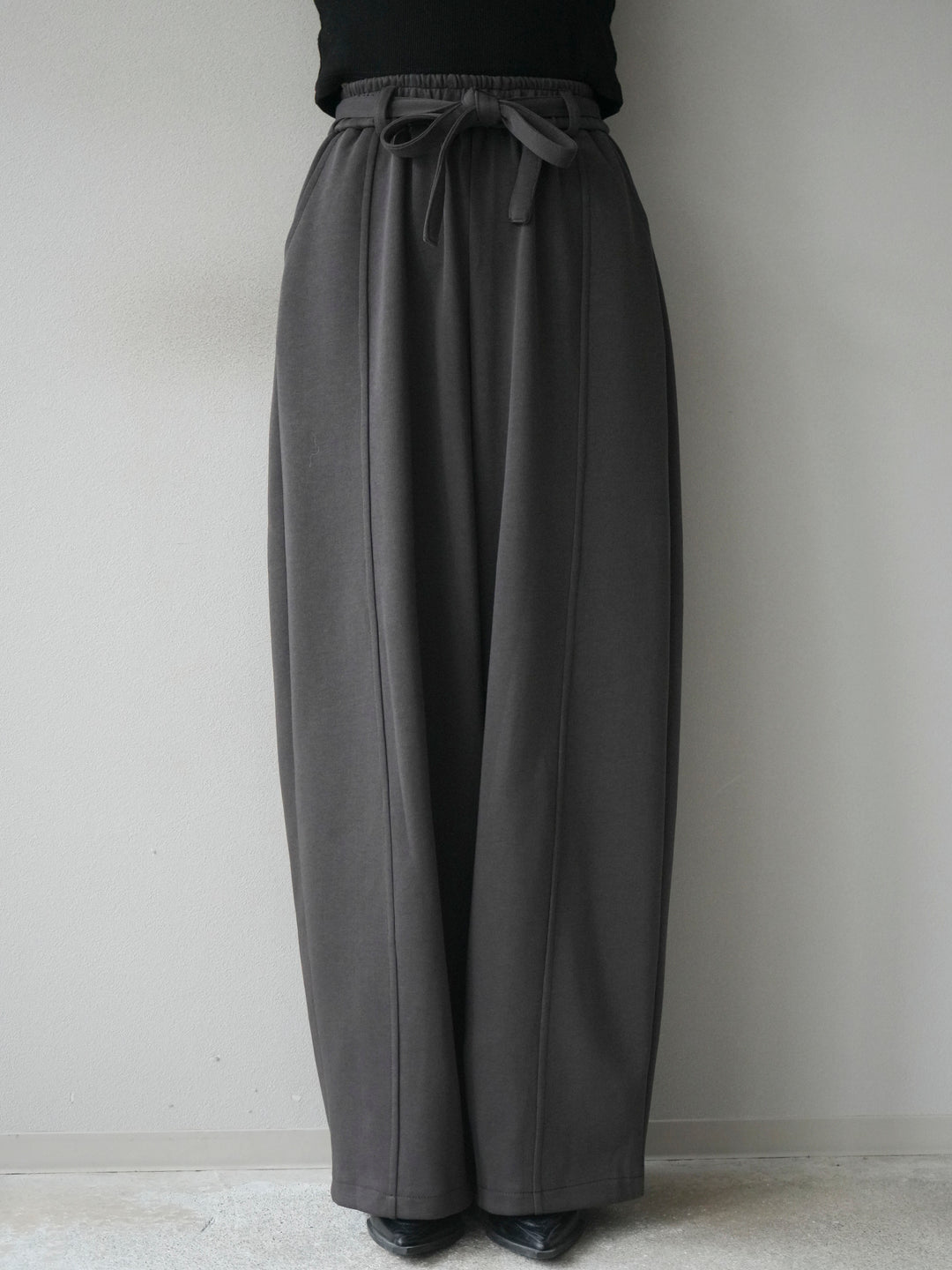 [予約]ベルト付スウェットワイドパンツ/charcoal