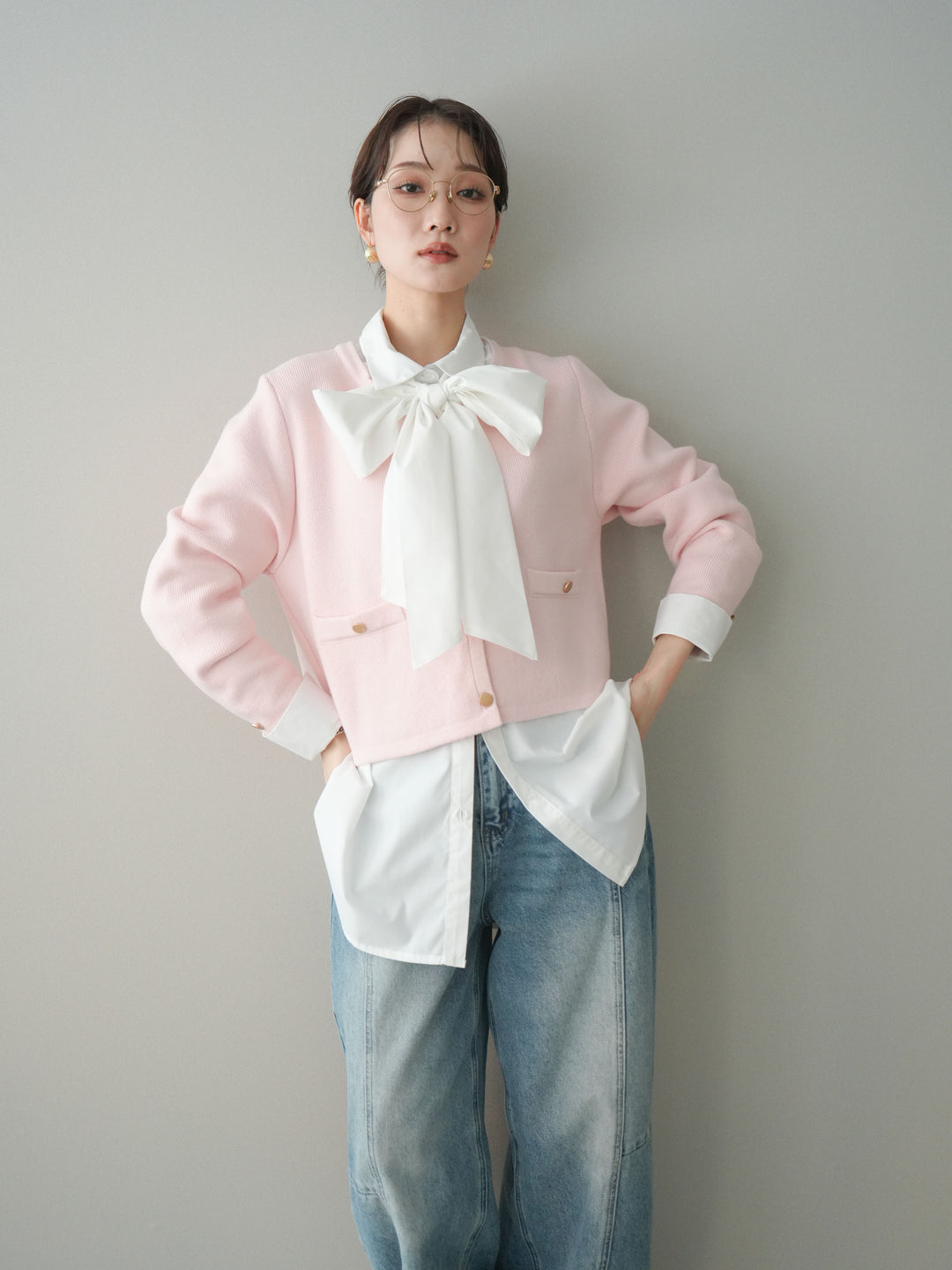 [SET]ゴールドボタンノーカラーニットジャケット+ボウタイ付オーバーシャツ+ガーメントウォッシュカーブデニムパンツ(3set)