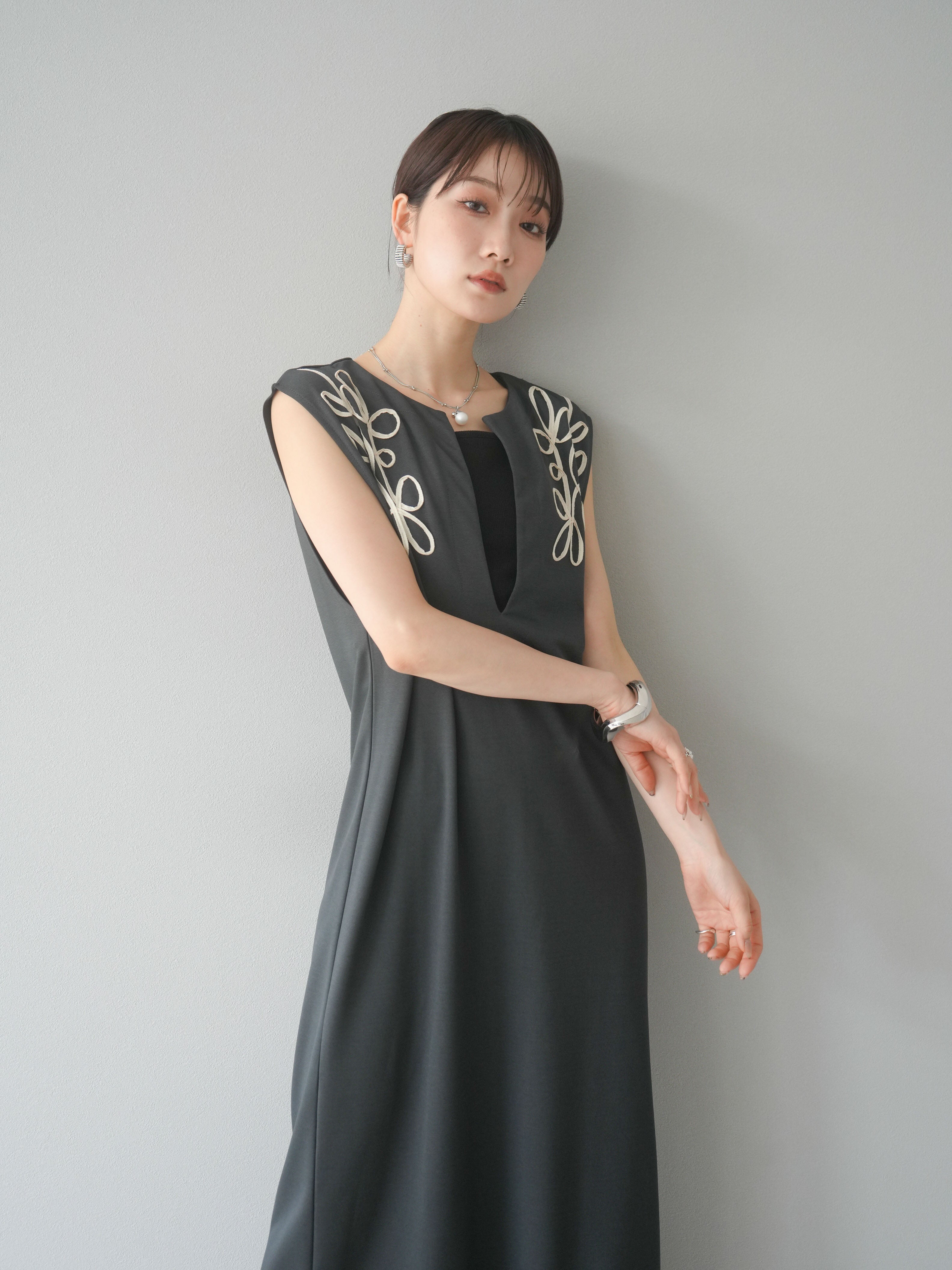 予約]ライトポンチコード刺繍ワンピース/チャコール – Lumier