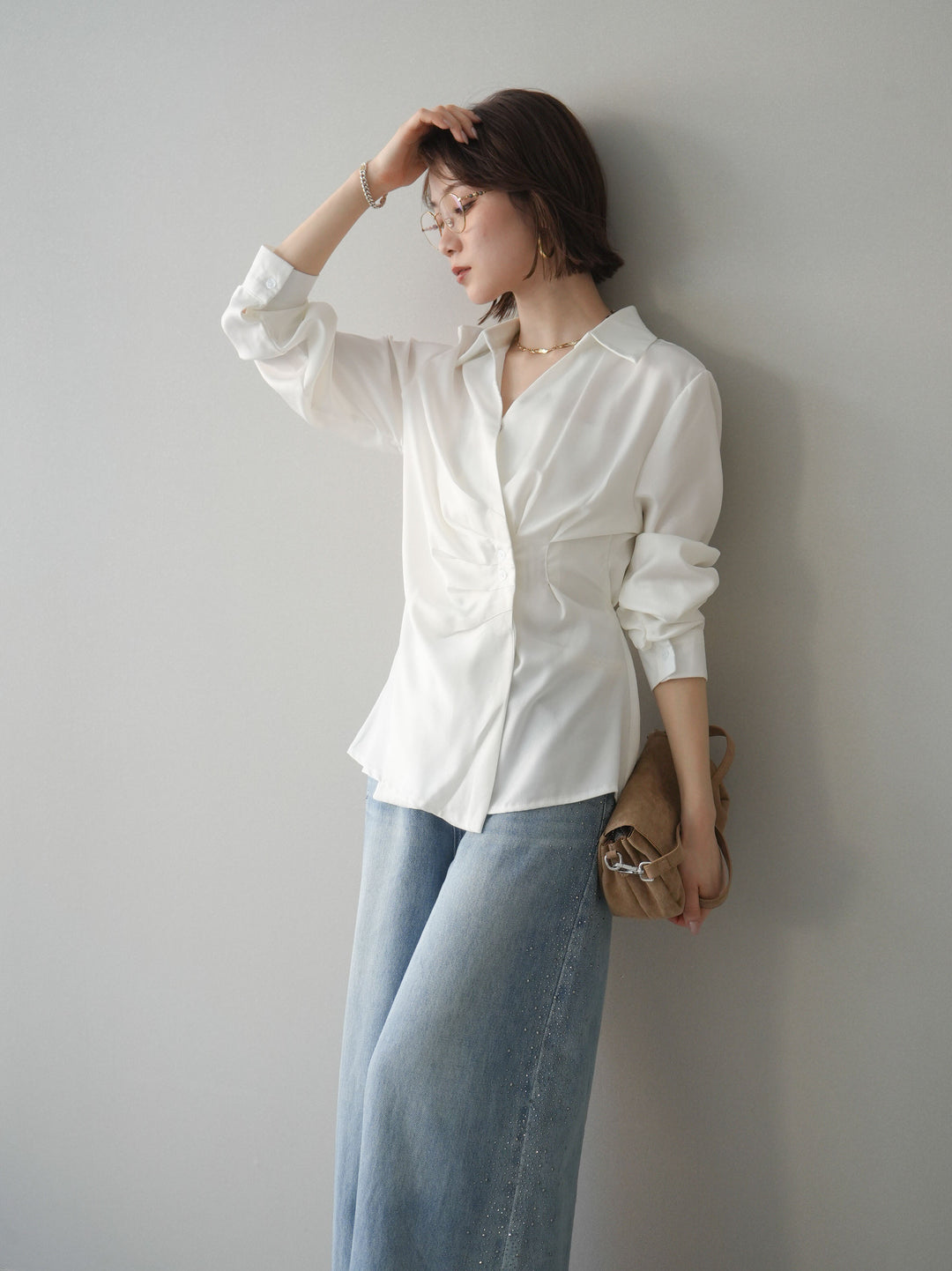 [予約]サイドギャザーアシンメトリーデザインサテンブラウス/white