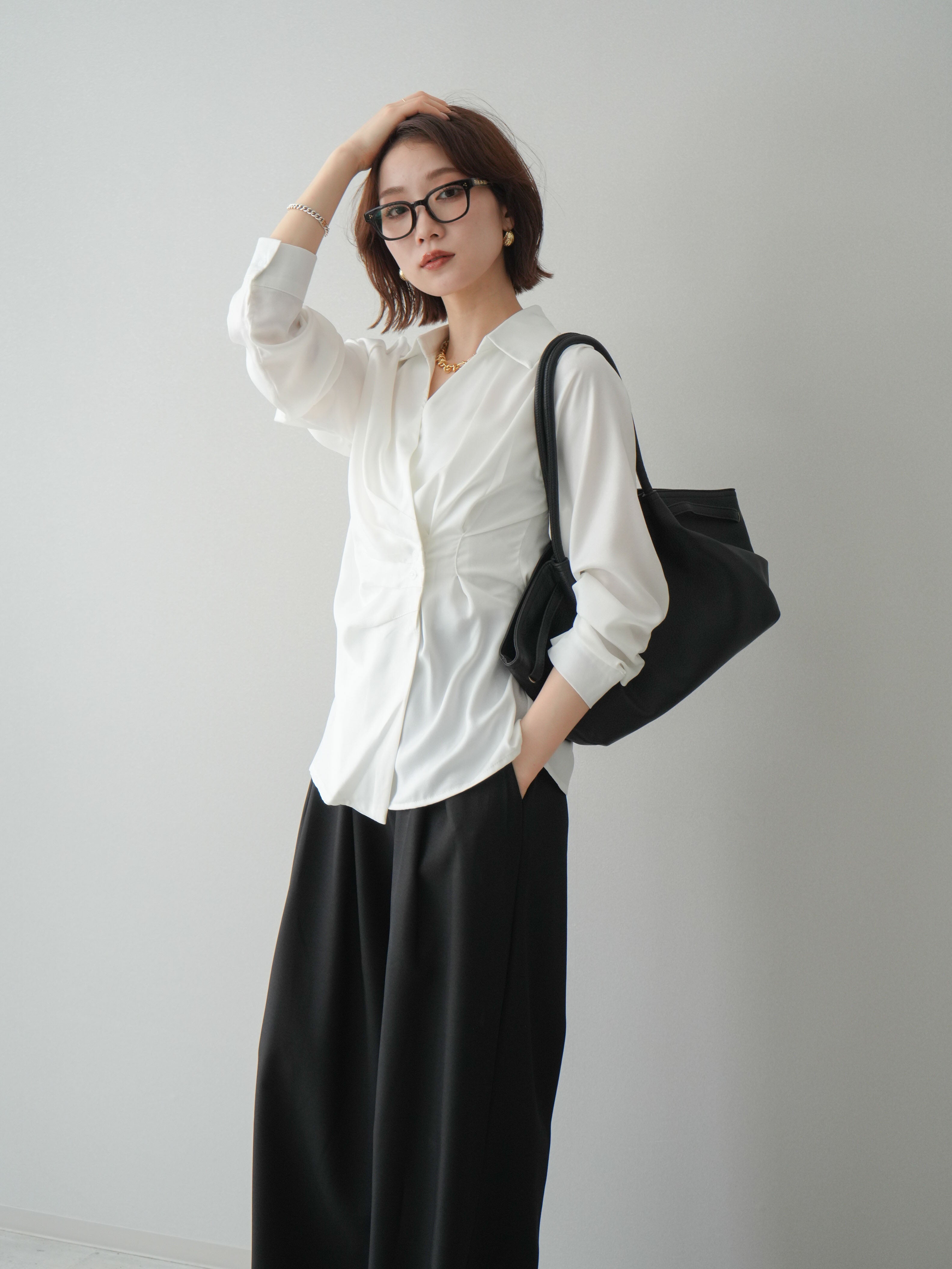 予約]サイドギャザーアシンメトリーデザインサテンブラウス/white – Lumier