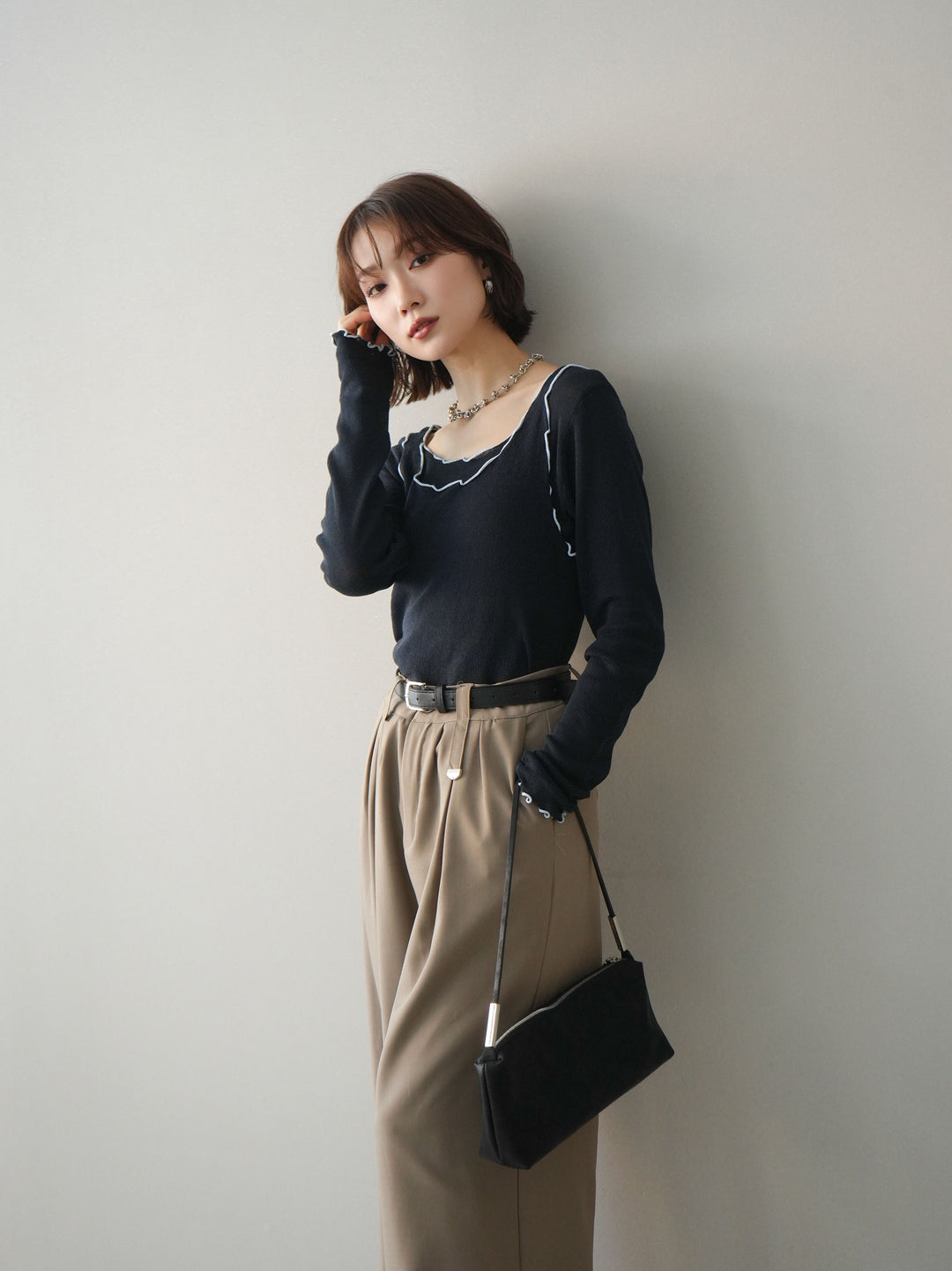 [SET]バイカラーメローアンサンブルシアーニットトップス+ベルト付キーホルダーモチーフワイドパンツ(2set)