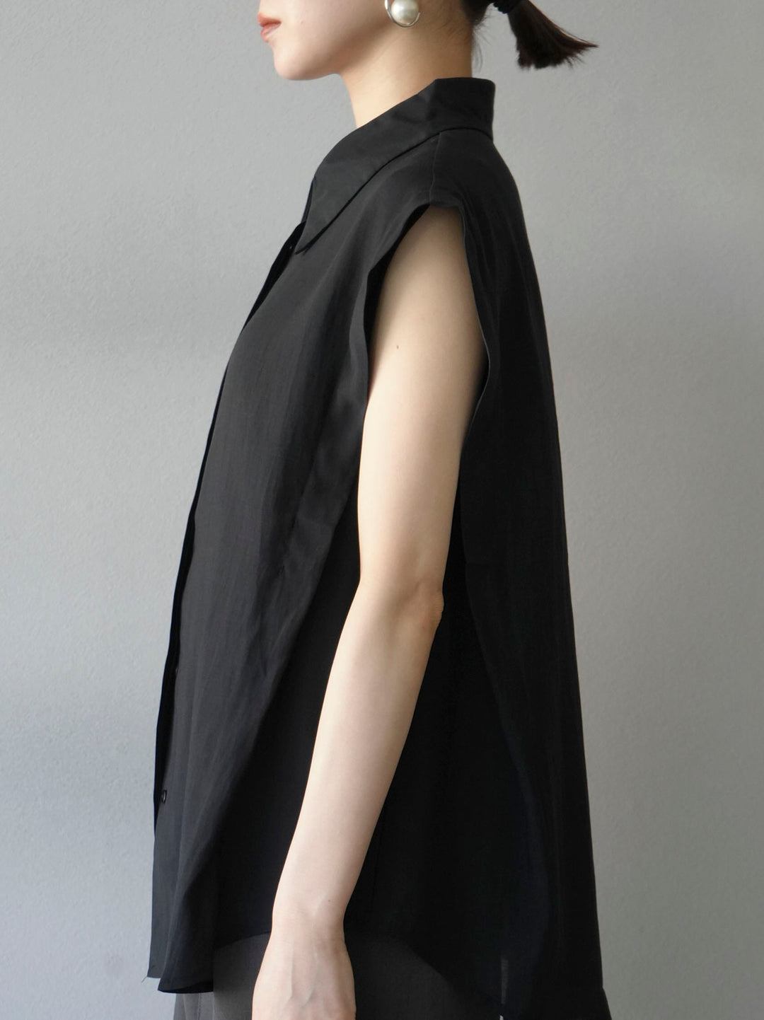 [Pre-order] Tuck shoulder sheer sleeveless shirt/Black