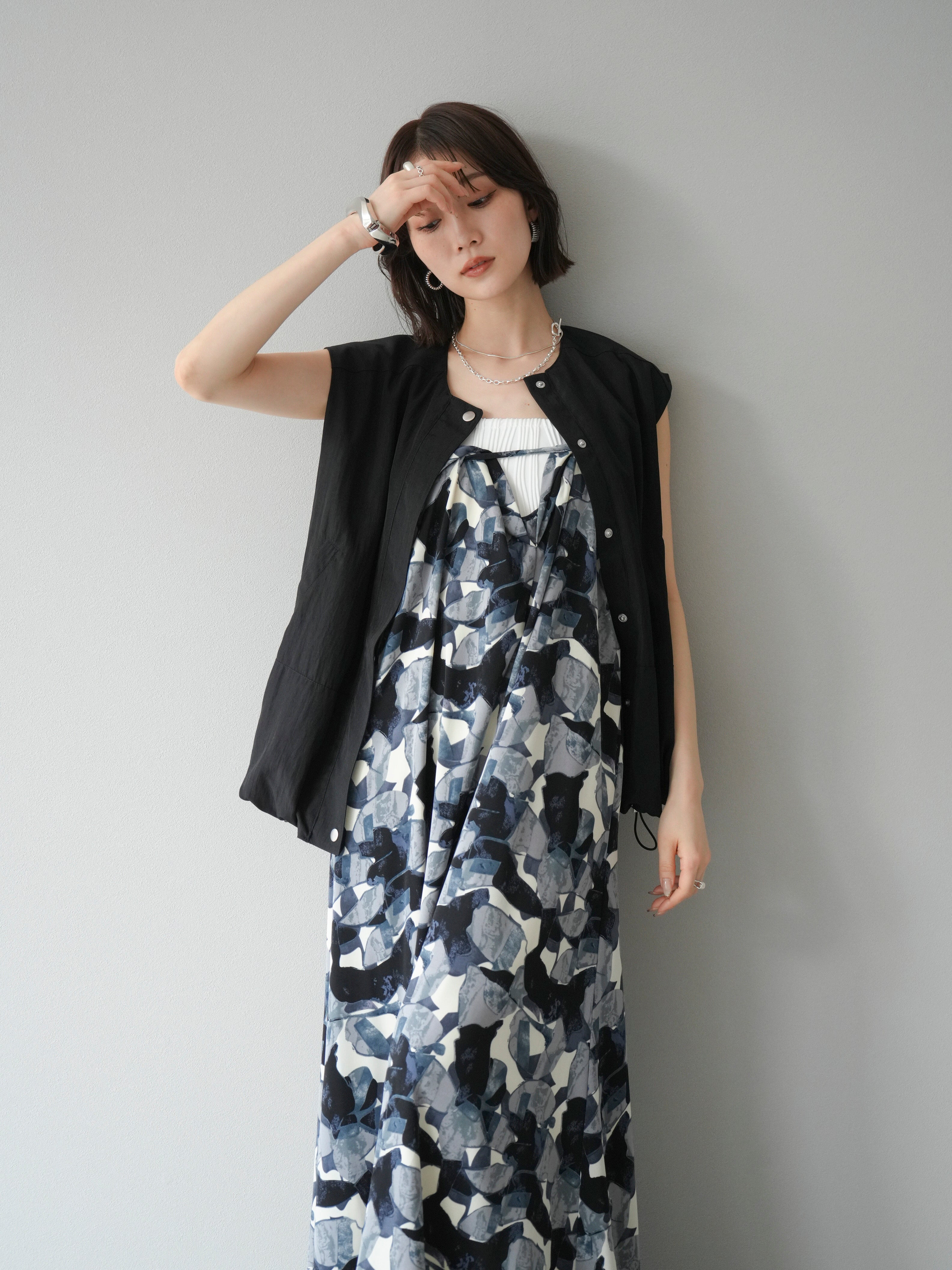 予約]タックデザインネック幾何学柄キャミワンピース/グレー – Lumier