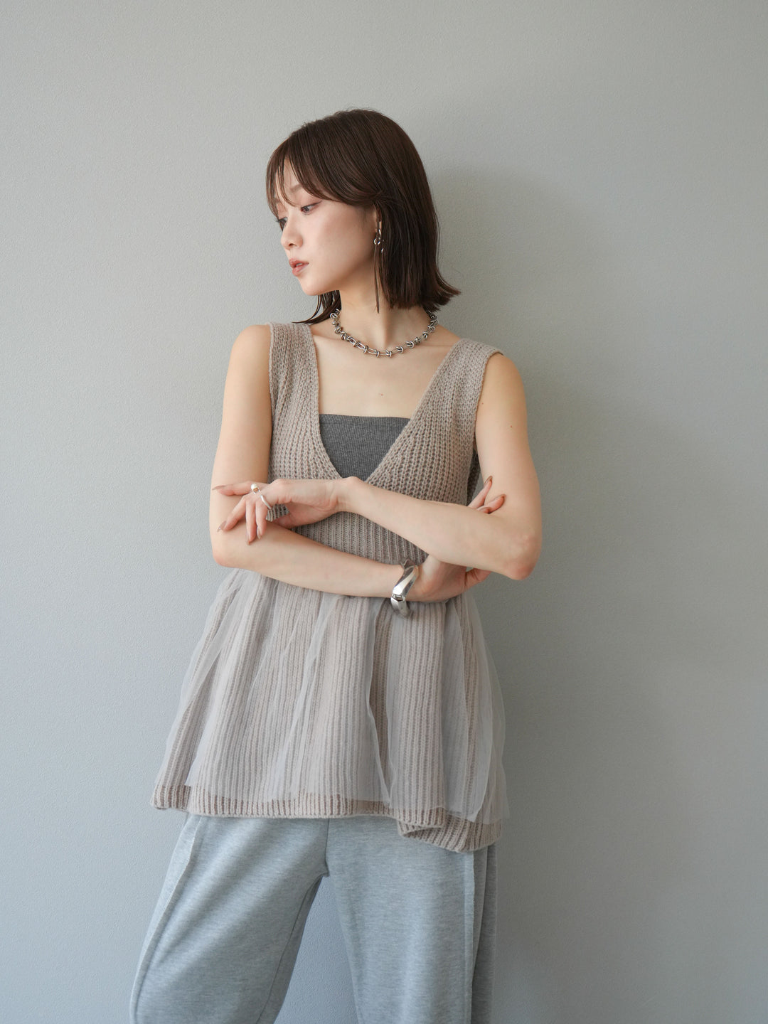 [SET] 薄紗層疊荷葉邊針織背心 + 兩用設計運動褲（2 件組）