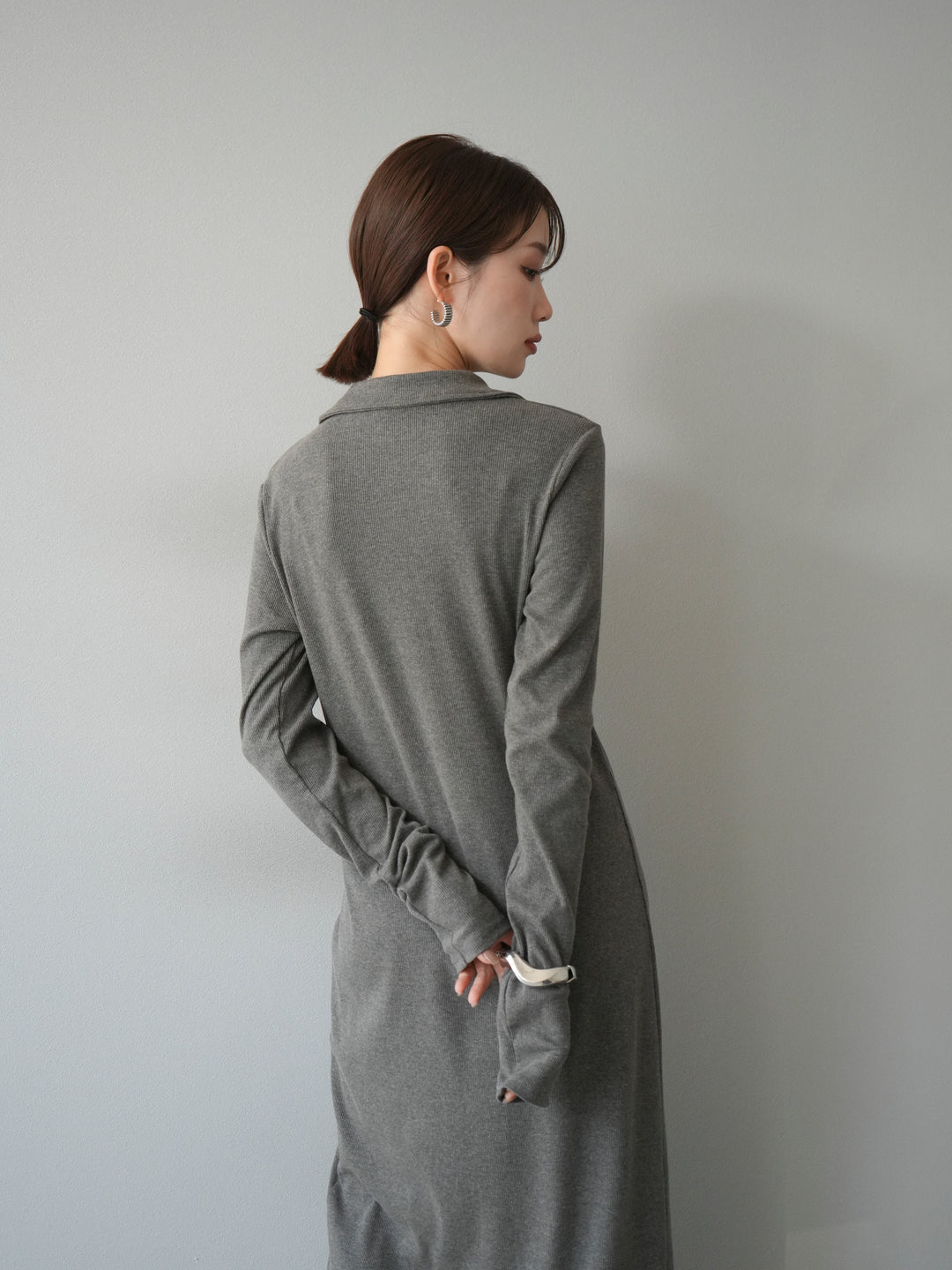 [予約]襟付きカットリブボタンワンピース/チャコール