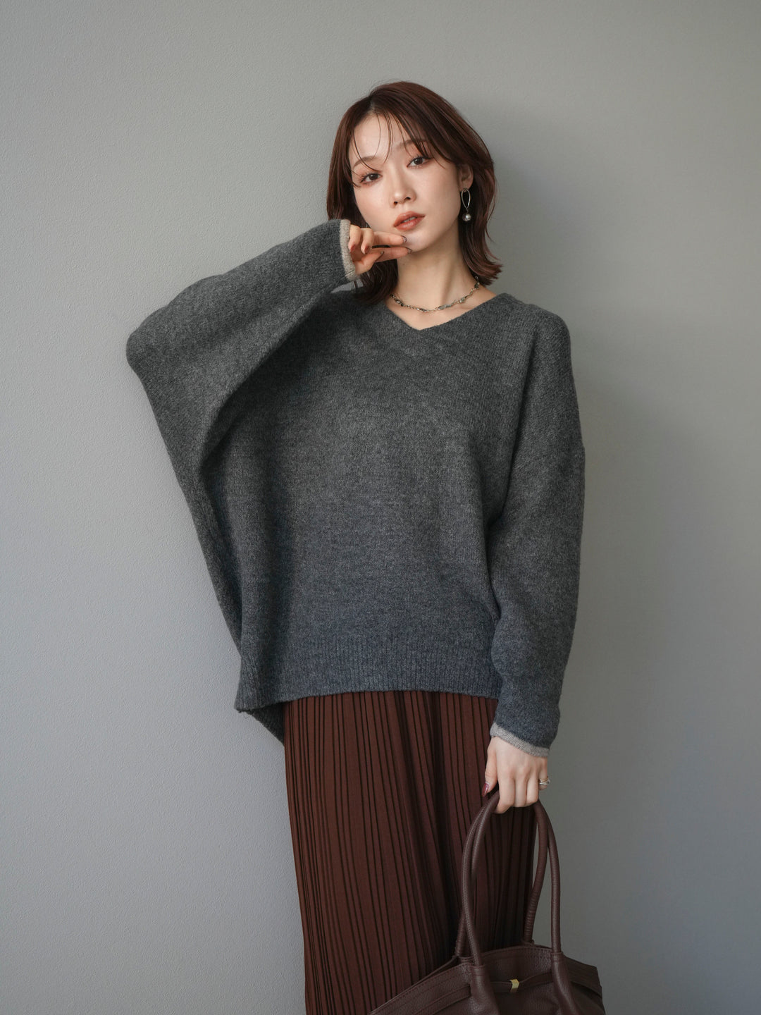 【預訂】V領撞色袖針織套頭衫/炭灰