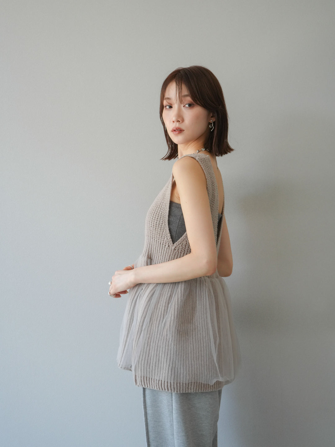 [SET] 薄紗層疊荷葉邊針織背心 + 兩用設計運動褲（2 件組）