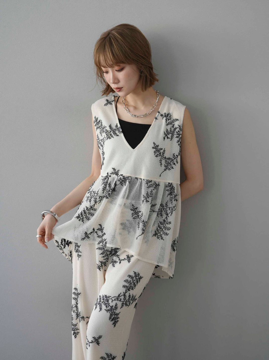 [予約]リーフ柄メッシュVネックフレアトップス/アイボリー