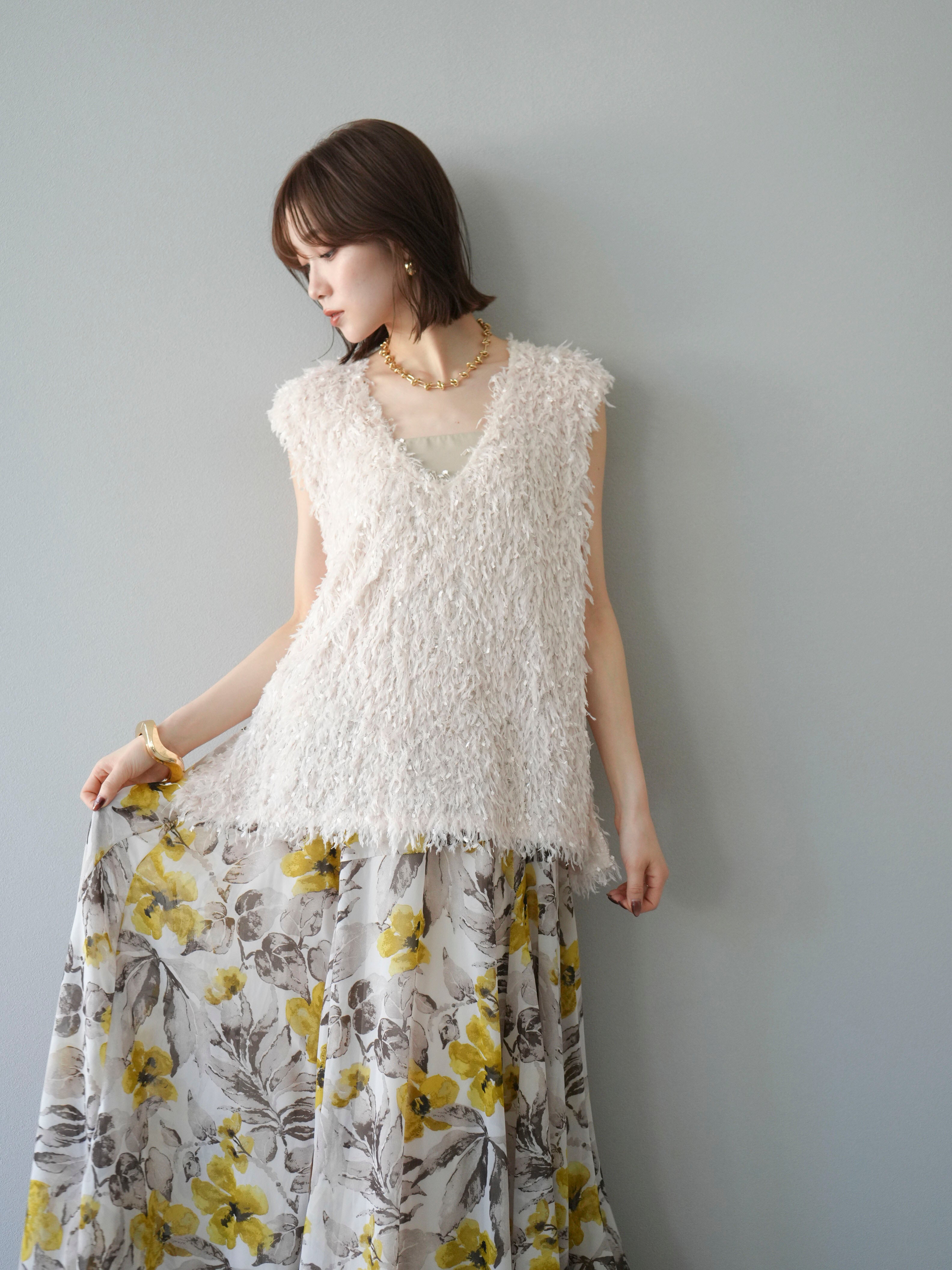 予約]フェザーVネックベスト/アイボリー – Lumier