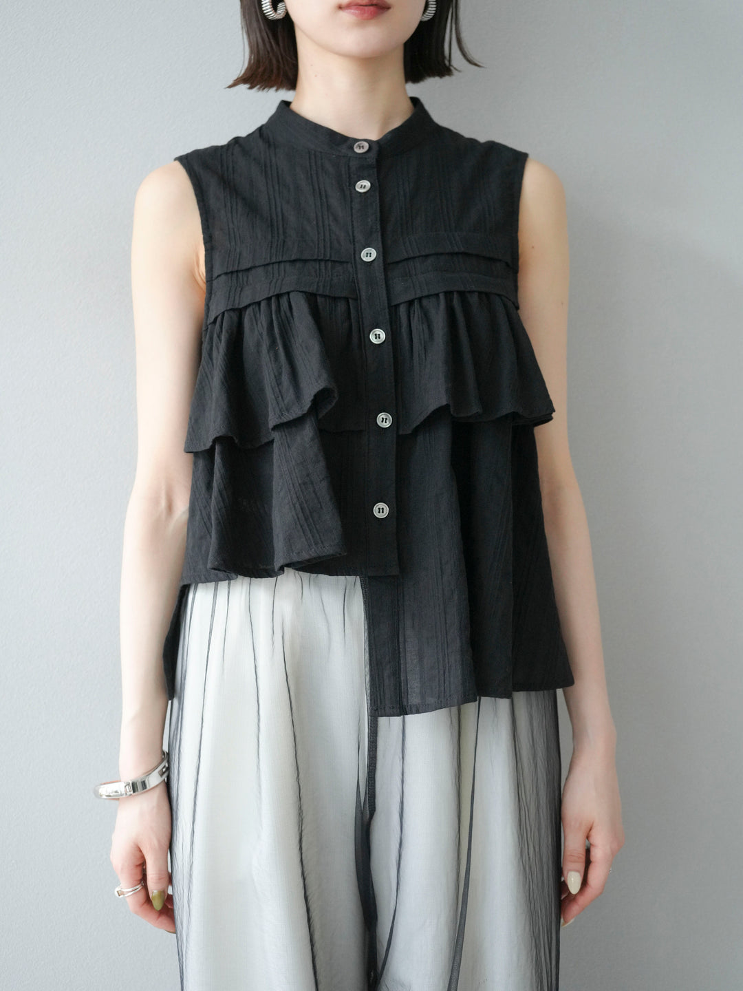 [予約]ドビーストライプアシンメトリーフリルノースリブラウス/ブラック