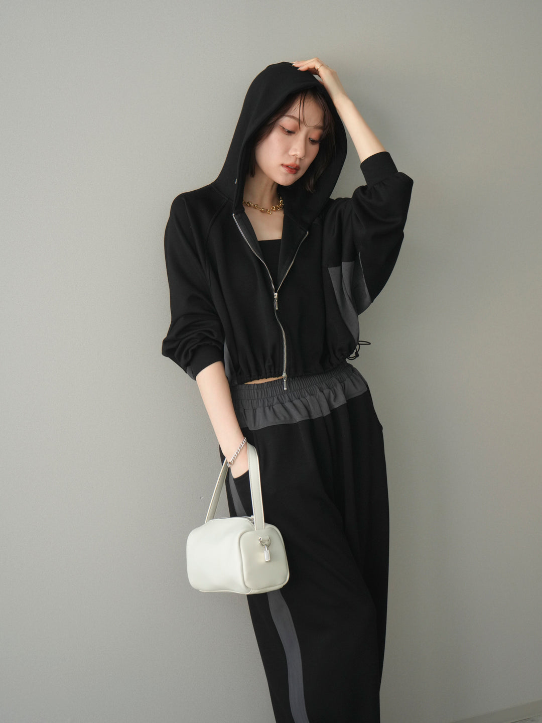 [予約]バイカラー異素材ライトポンチクロップドZIPフーディー/black