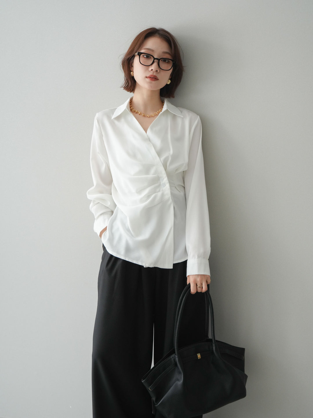 [予約]サイドギャザーアシンメトリーデザインサテンブラウス/white