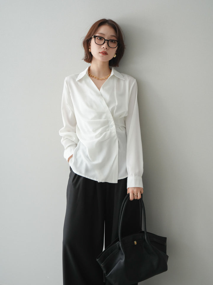 [予約]サイドギャザーアシンメトリーデザインサテンブラウス/white