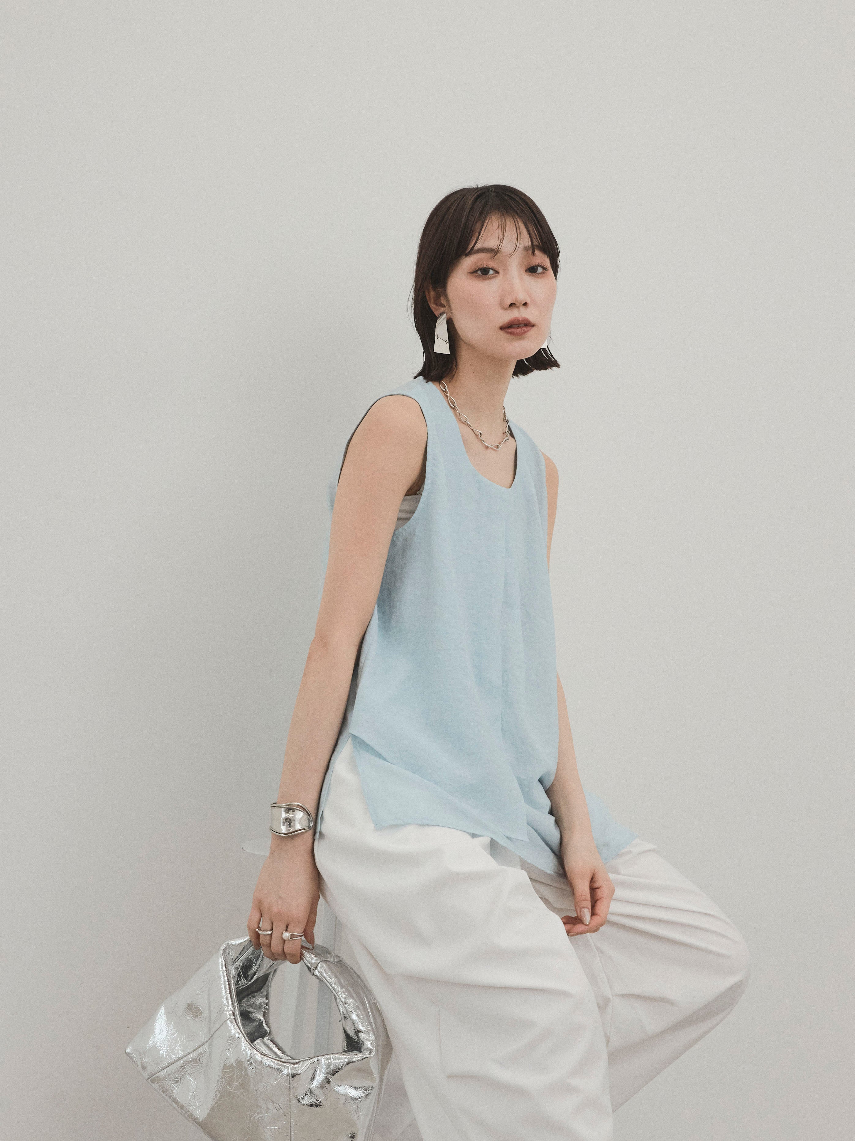 予約]シアータックアシンメトリーブラウス/ライトブルー – Lumier