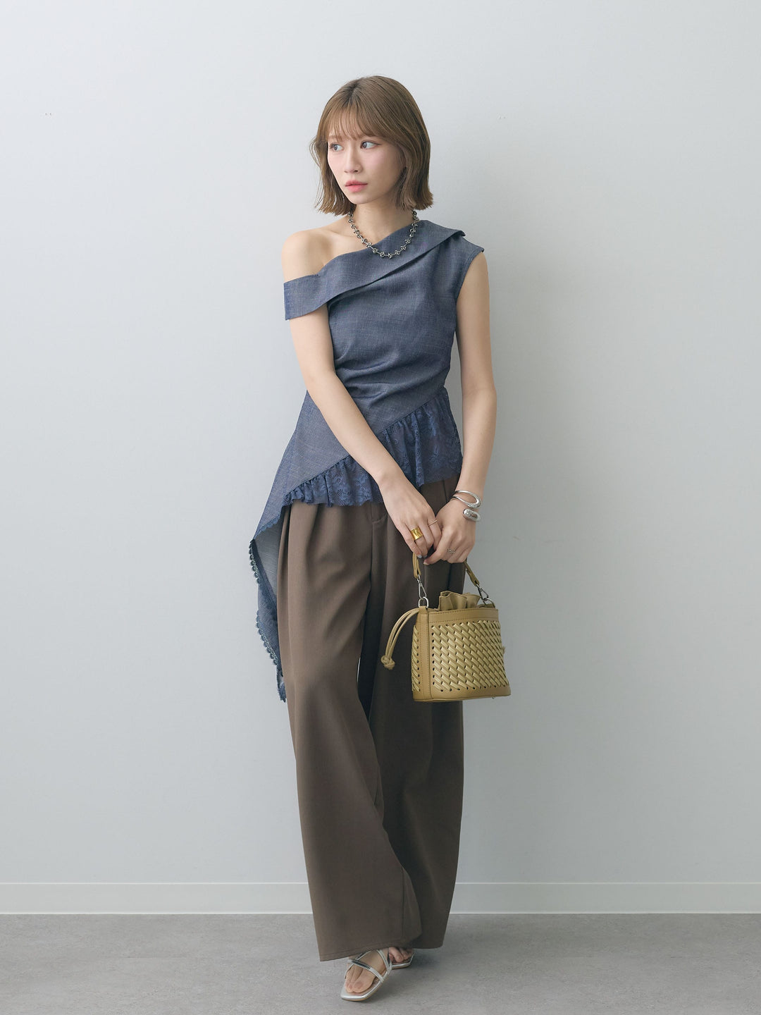 [SET]アシンメトリーラッフルレースヘムトップス+クレープデシンタックワイドパンツ(2set)