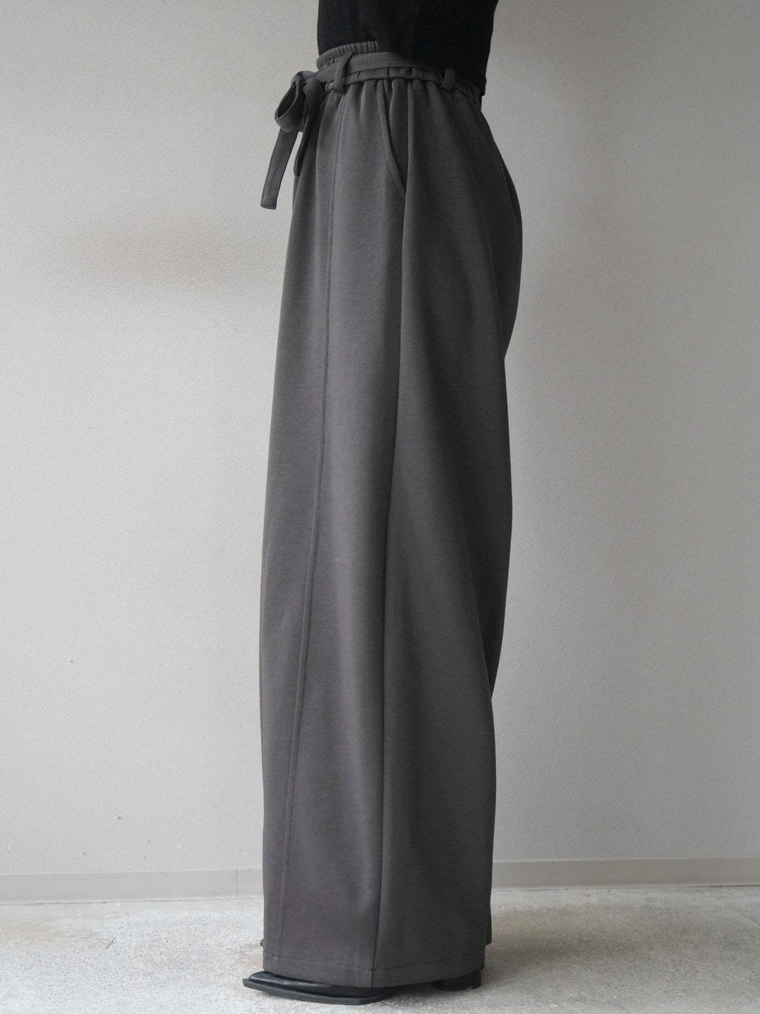 [予約]ベルト付スウェットワイドパンツ/charcoal
