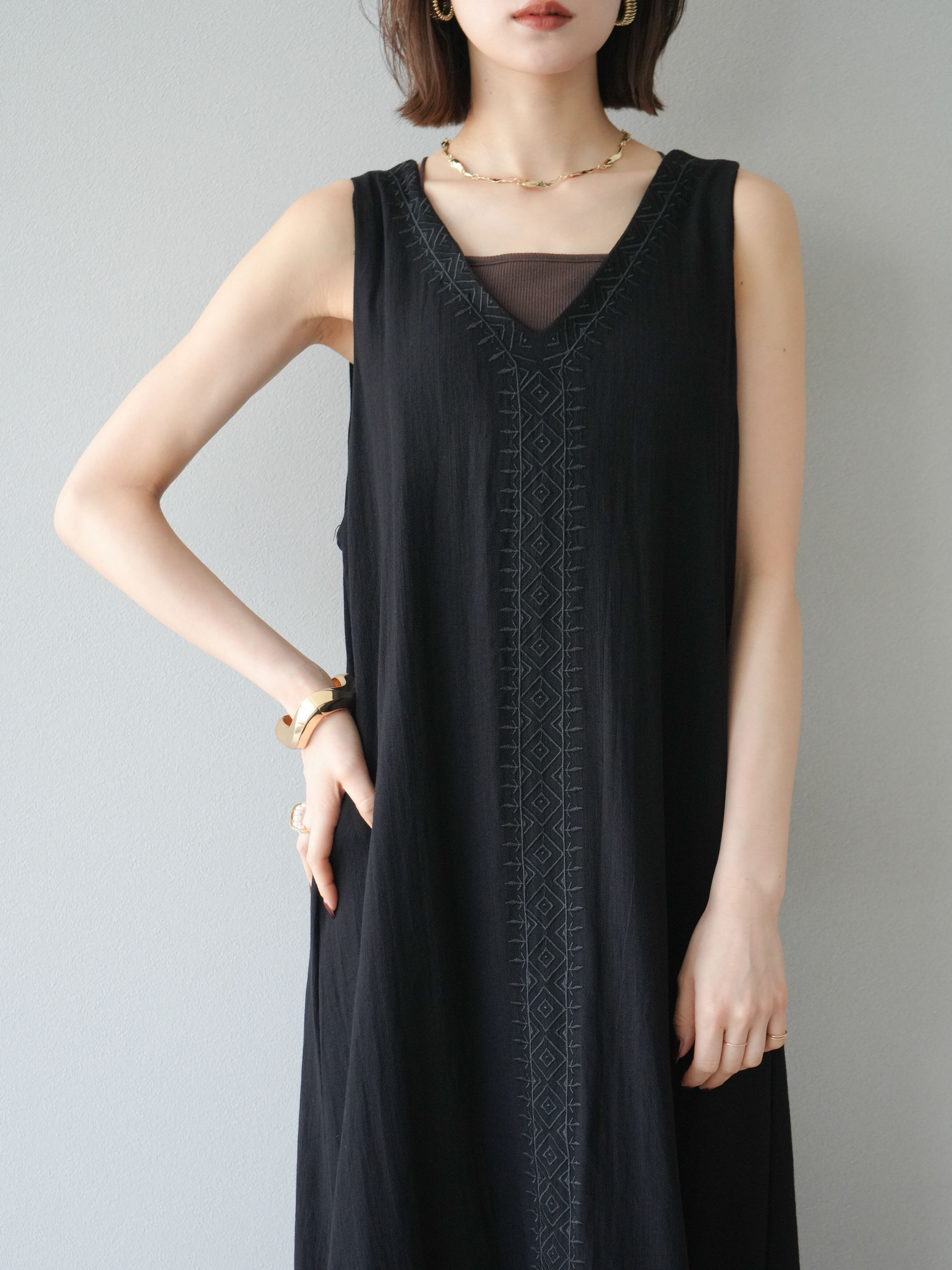 美品◆Velnica ワンピース Ｖネック　ゴールド　ブラック Velnica ワンピース ブラック 美品◇Velnica ワンピース V