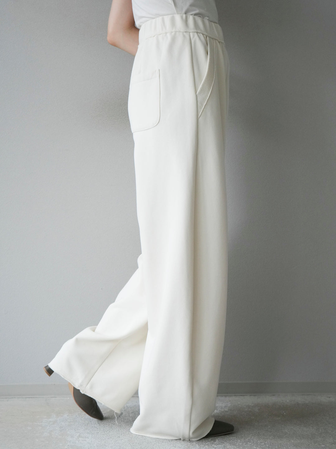 [予約]アウトシームカットオフスエットパンツ/white