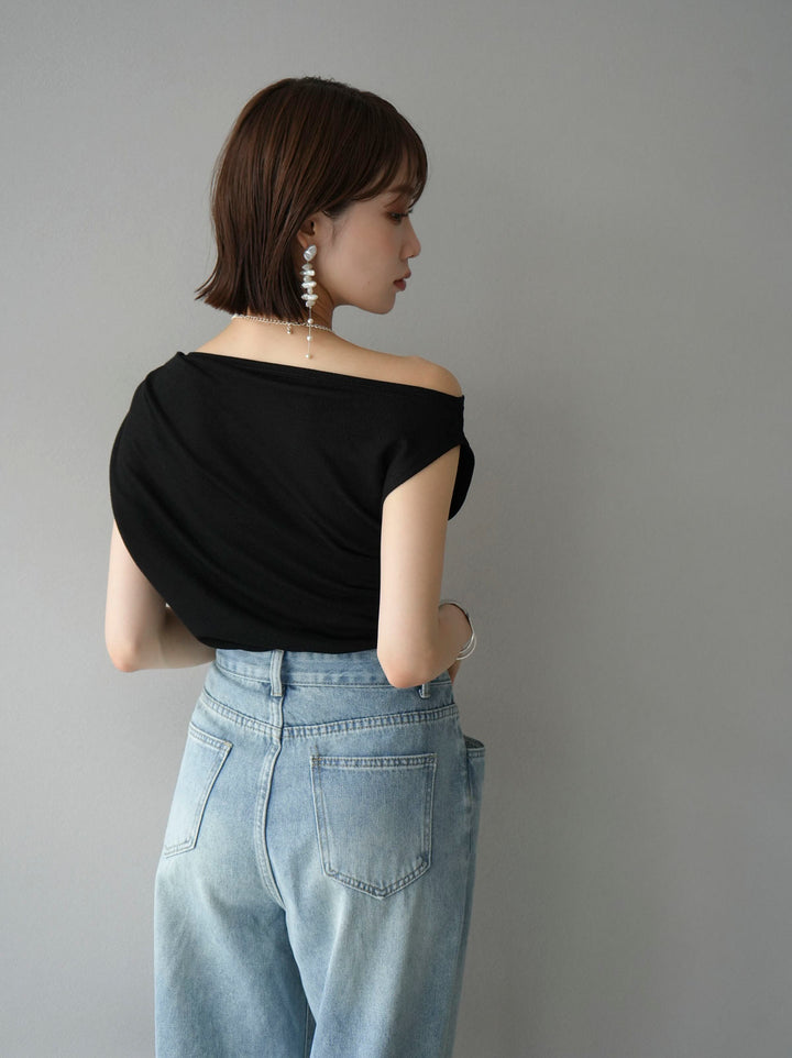 [Pre-order] Asymmetrical Tuck Sleeveless Knit/Black