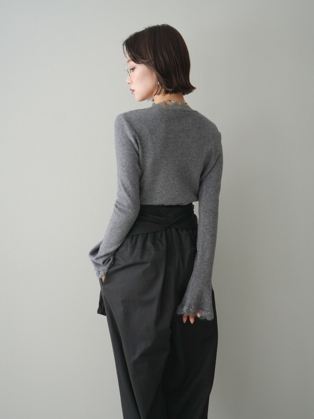 [予約]レースドッキングVネックニットトップス/gray