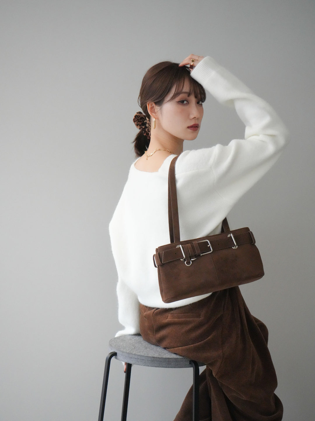 [SET]シュシュ付きアンゴラタッチVネックニットプルオーバー+選べるアクセセット(2set)