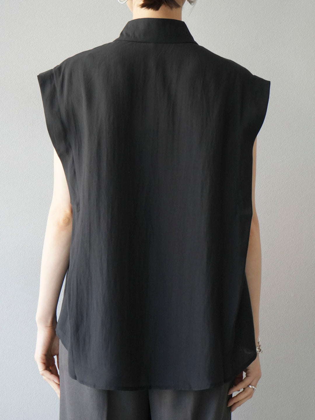 [Pre-order] Tuck shoulder sheer sleeveless shirt/Black