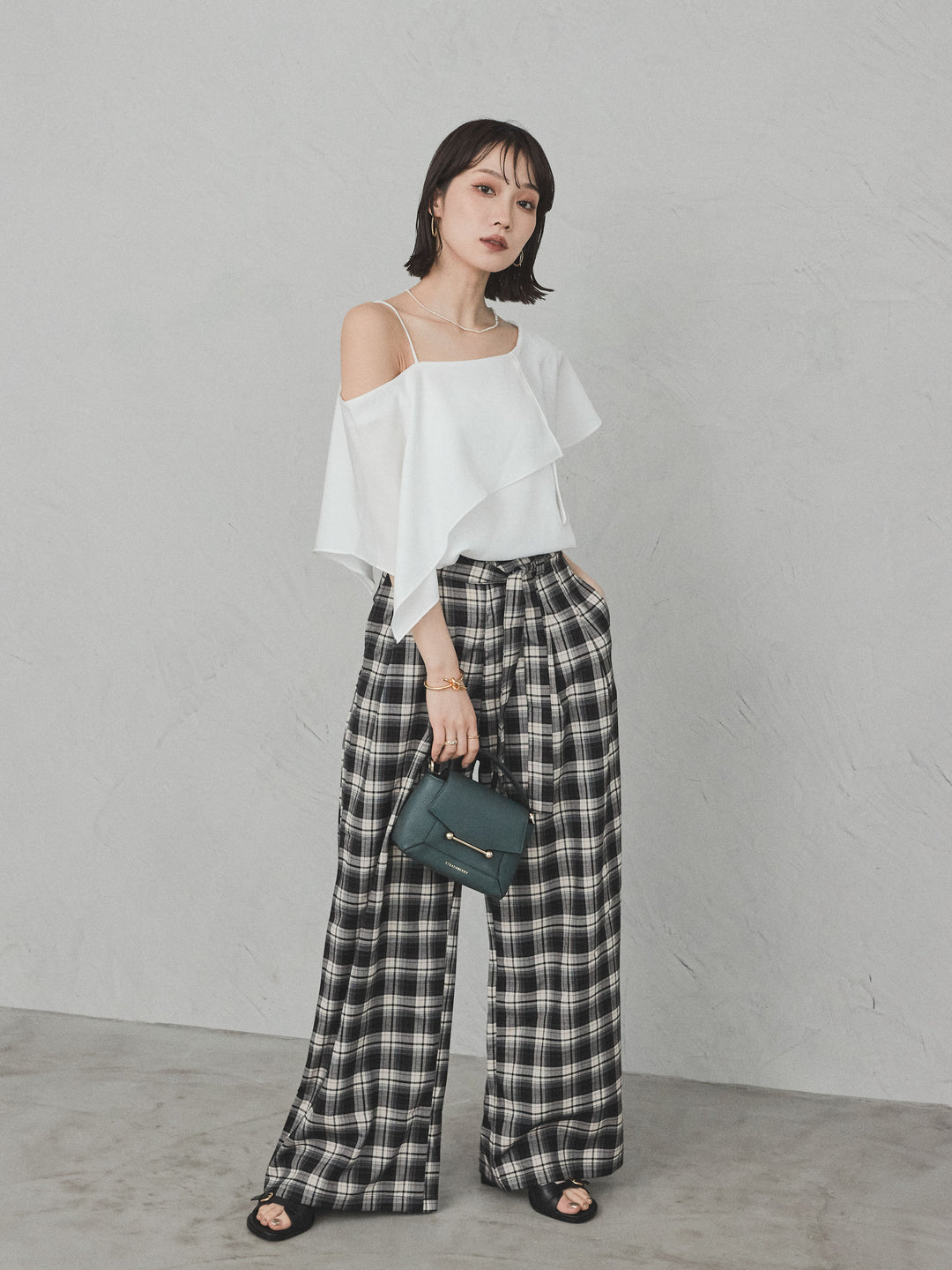 [SET]ワンショルラッフルブラウス+チェック柄ワイドパンツ(2set)