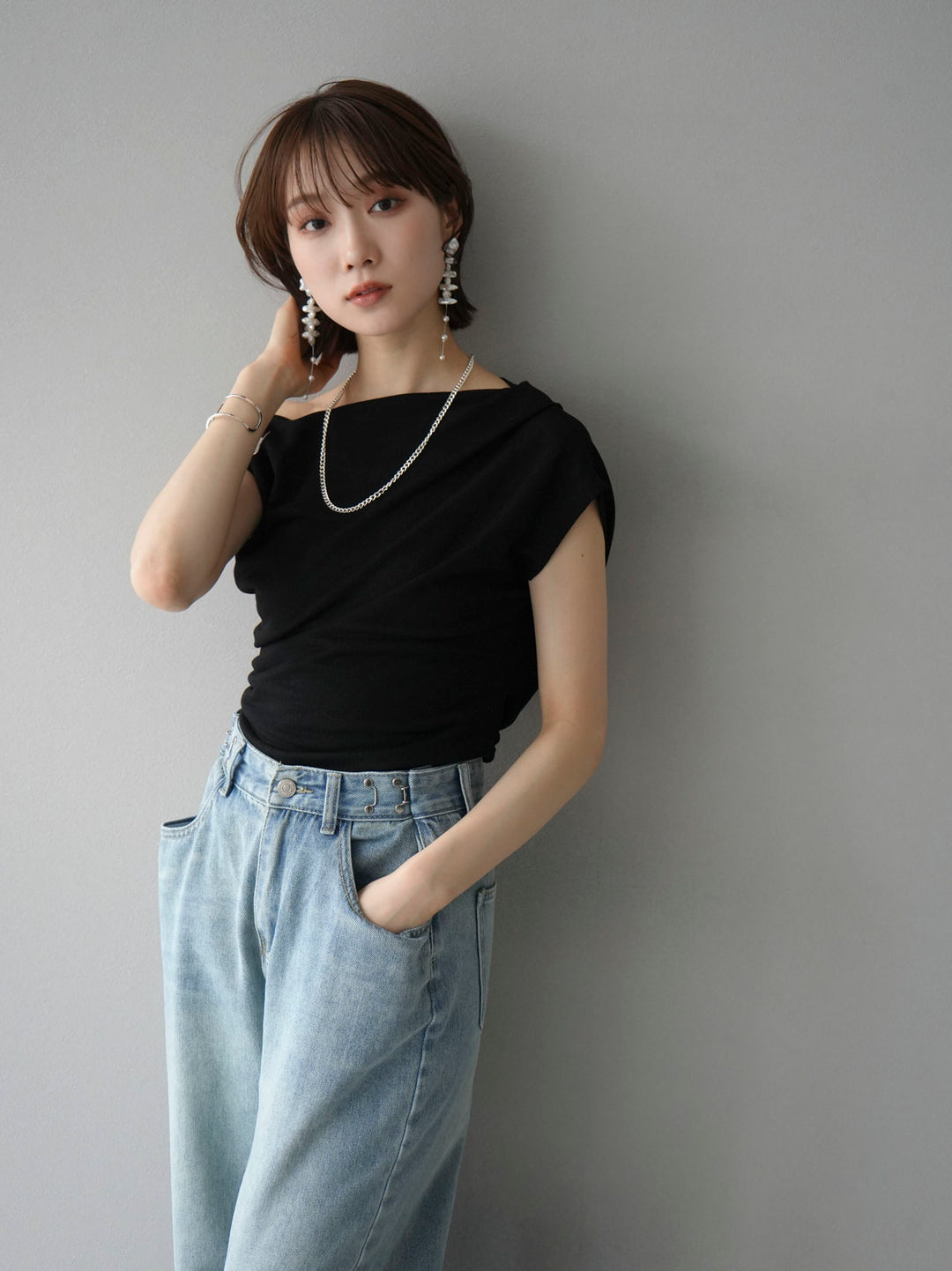 [Pre-order] Asymmetrical Tuck Sleeveless Knit/Black