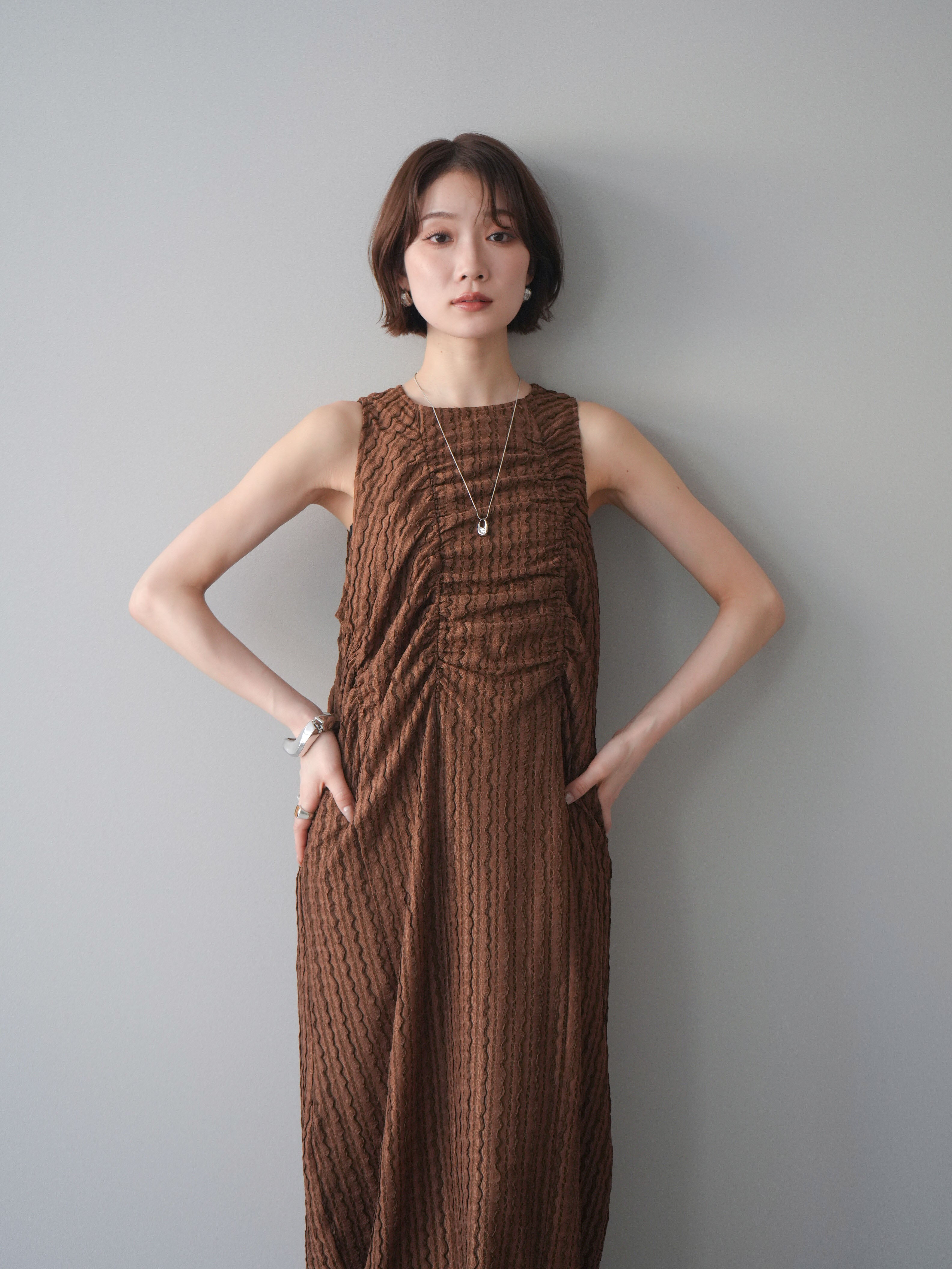 予約]シャーリングジャガードノースリーブワンピース/brown – Lumier