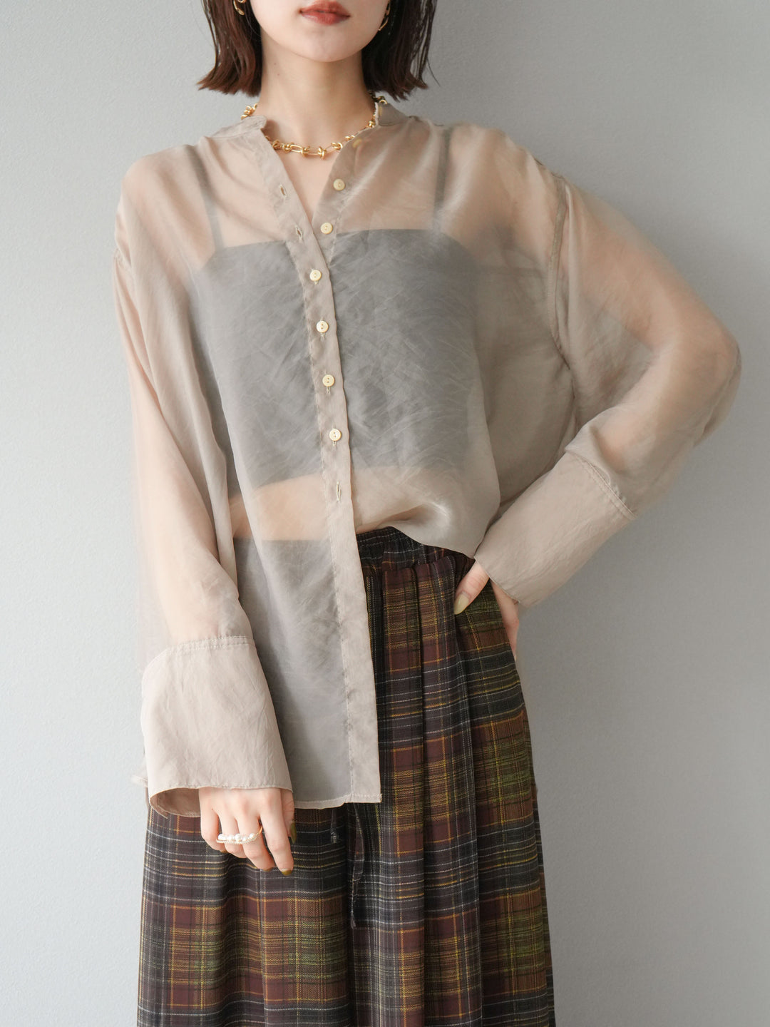 [予約]シャイニーシアーバンドカラーシャツ/ベージュ