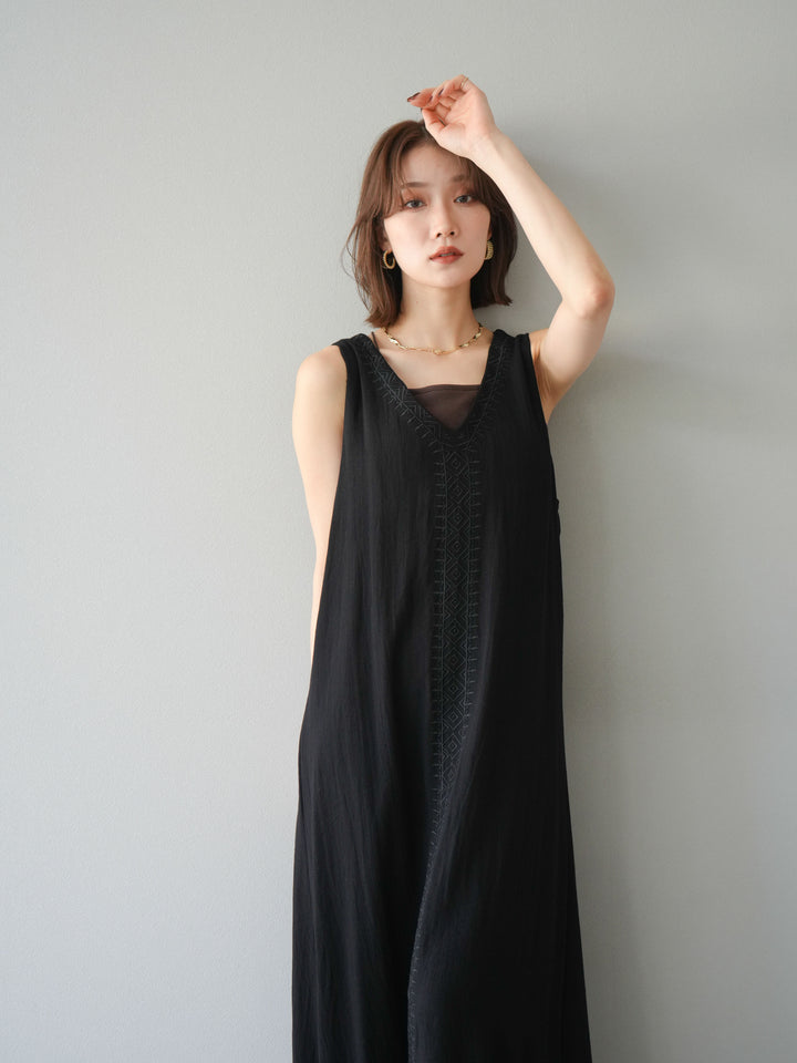 [予約]刺繍Vネックワンピース/ブラック
