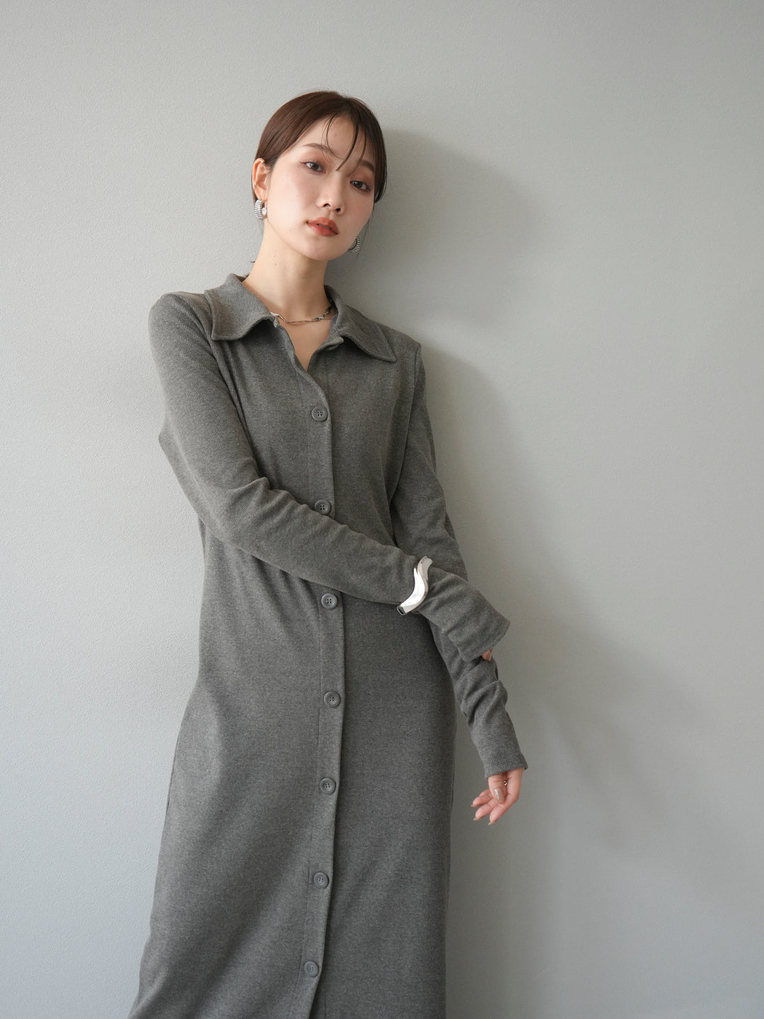 [予約]襟付きカットリブボタンワンピース/チャコール