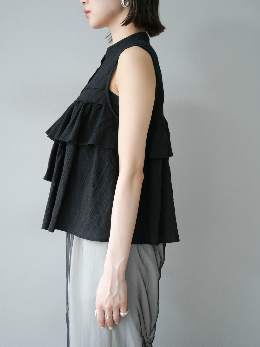 [予約]ドビーストライプアシンメトリーフリルノースリブラウス/ブラック