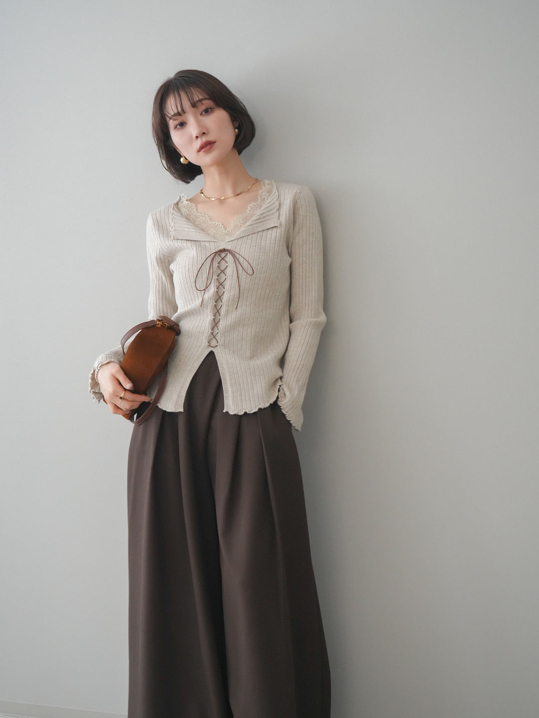 [予約]レースネックレースアップリブニットトップス/greige