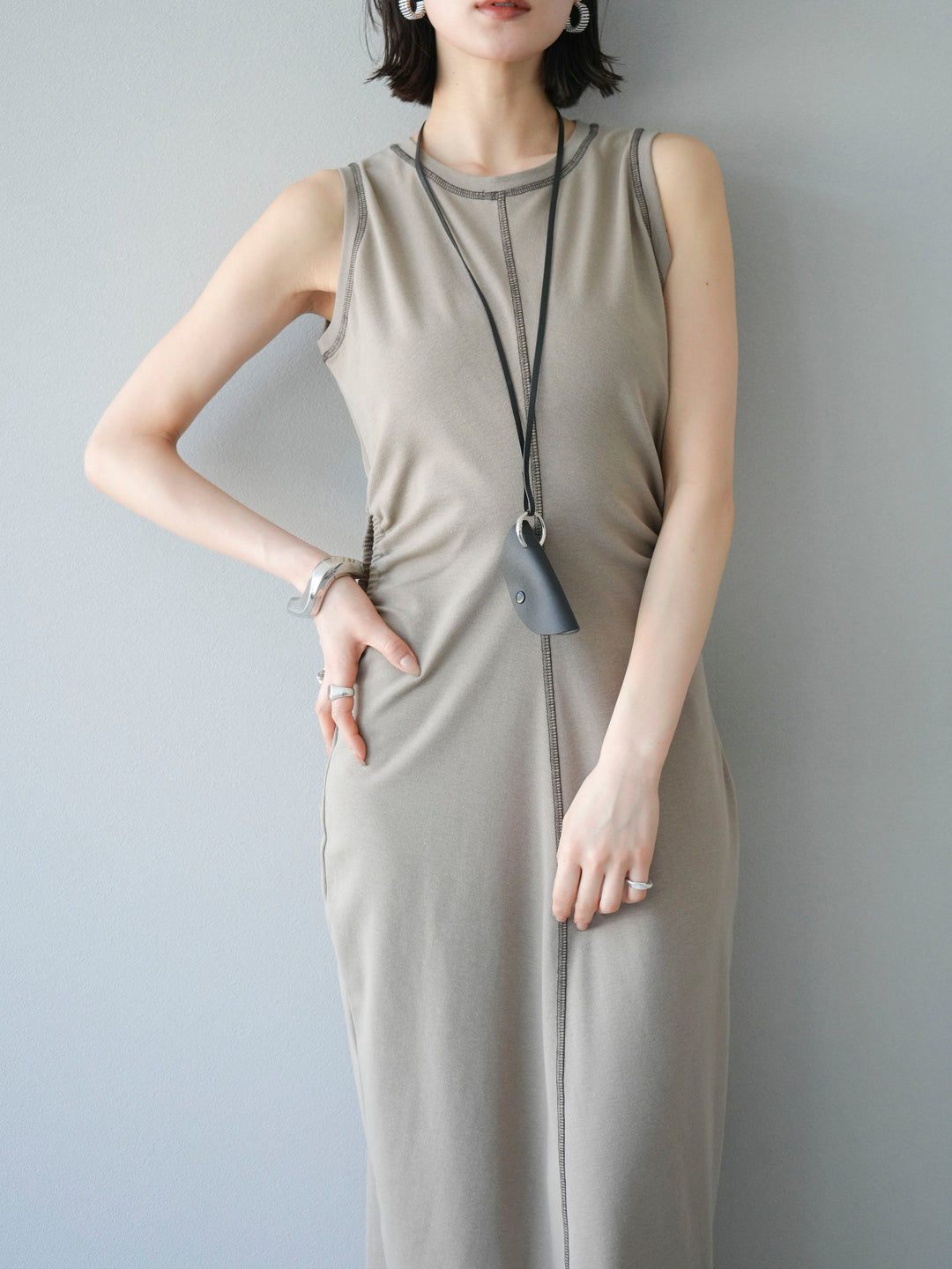 [予約]ウエストオープンステッチカットワンピース/ベージュ