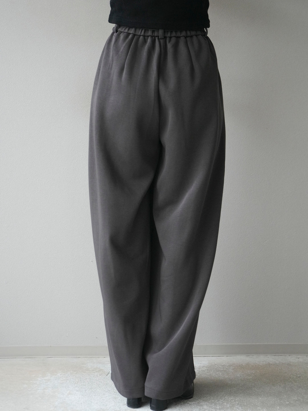[予約]ベルト付スウェットワイドパンツ/charcoal