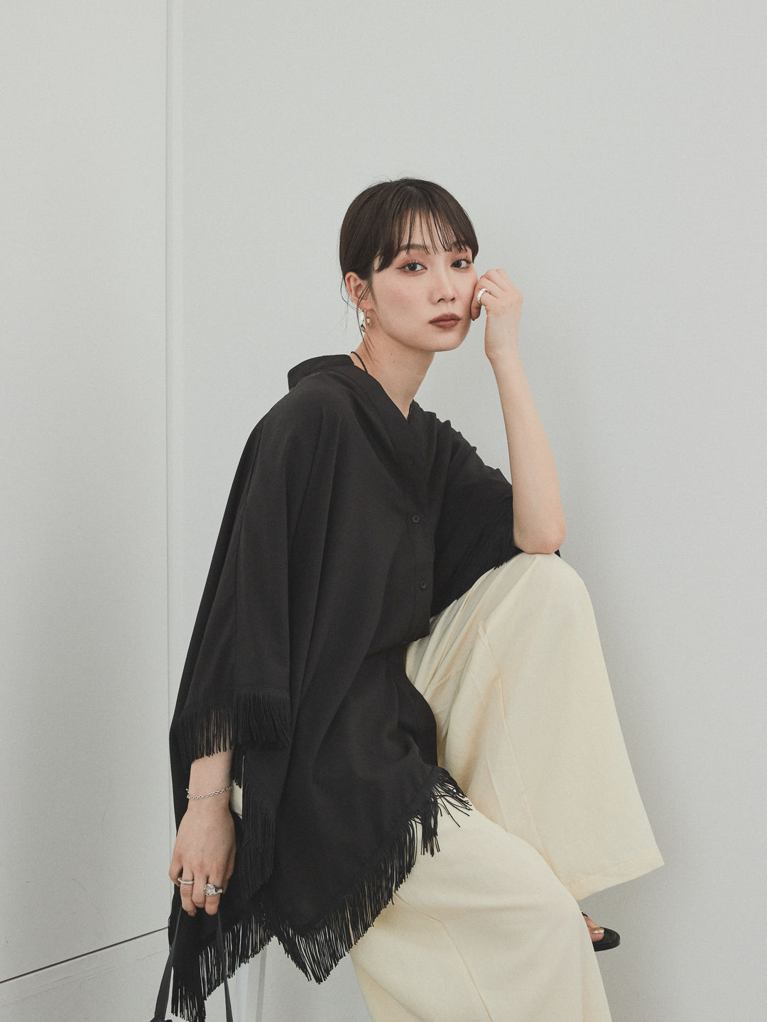 [SET] 方形流蘇斗篷襯衫 + 亞麻觸感褶皺寬褲 (2 件套)