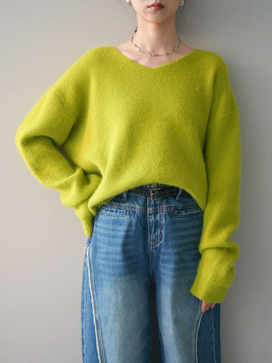 [SET]シュシュ付きアンゴラタッチVネックニットプルオーバー+サイドフリンジワイドデニムパンツ(2set)