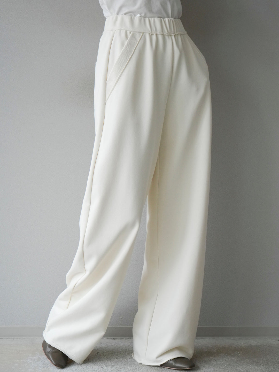 [予約]アウトシームカットオフスエットパンツ/white