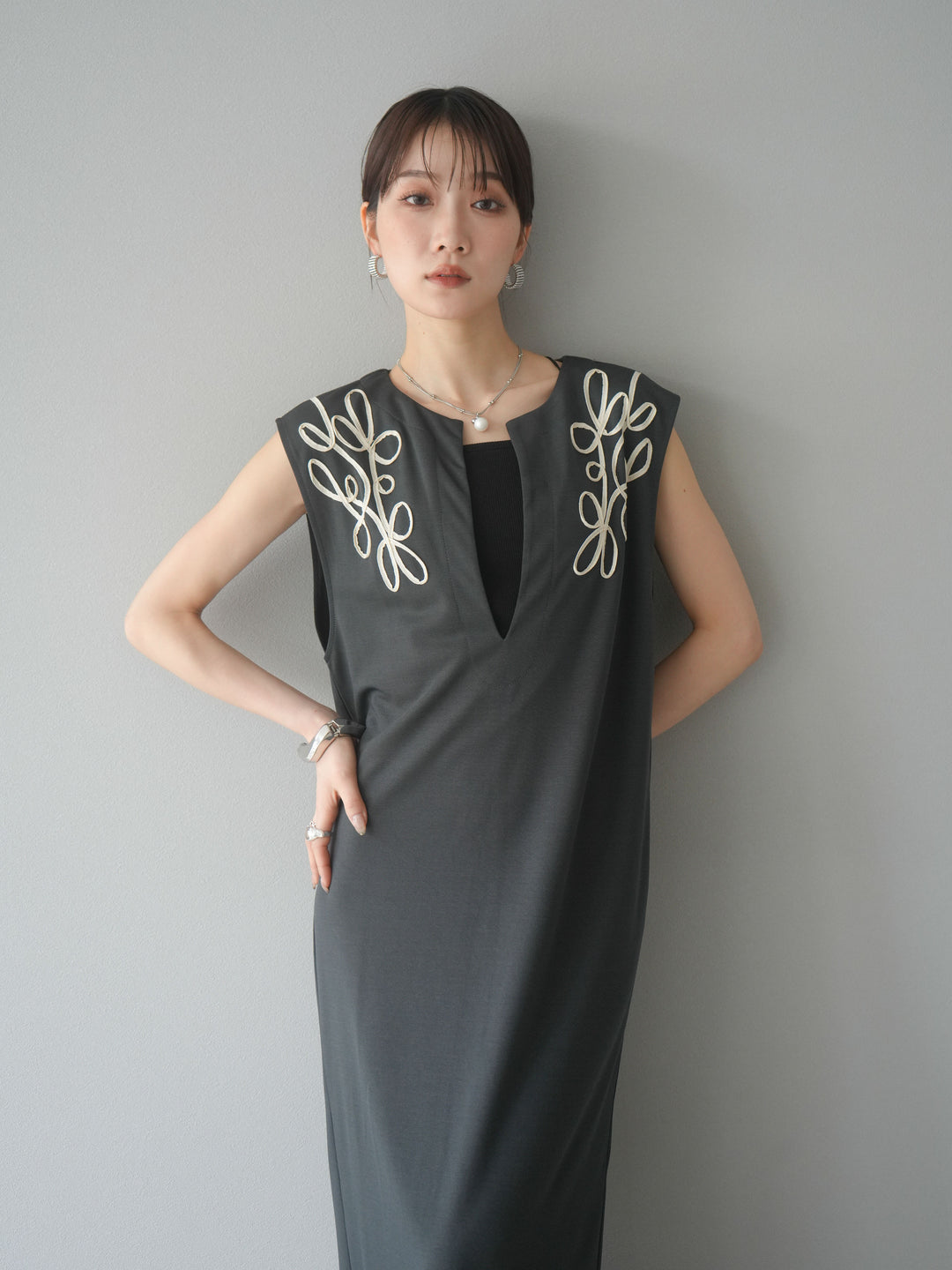 [予約]ライトポンチコード刺繍ワンピース/チャコール