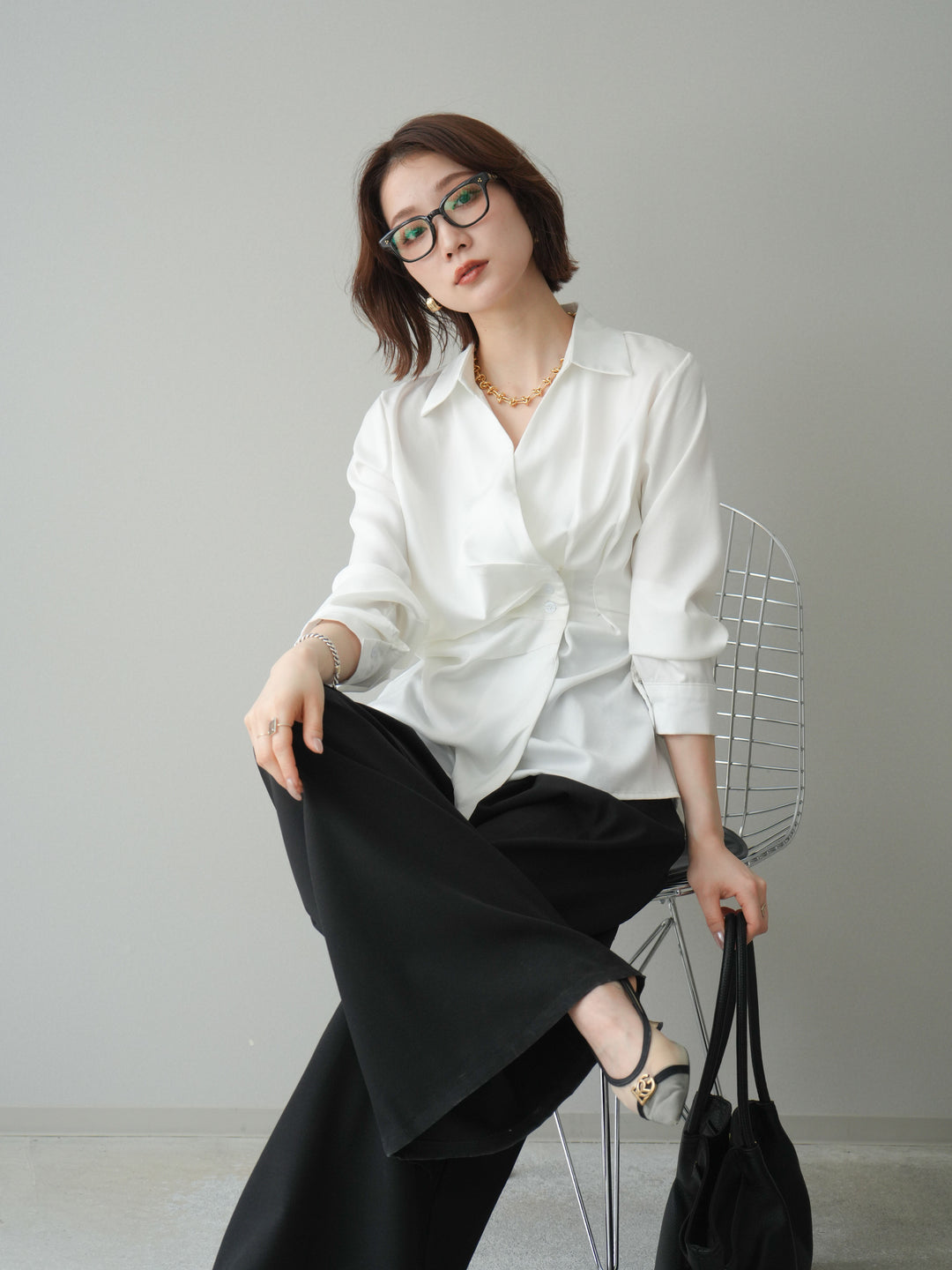 [予約]サイドギャザーアシンメトリーデザインサテンブラウス/white
