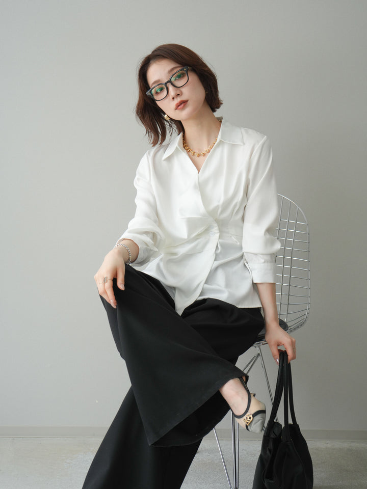 [予約]サイドギャザーアシンメトリーデザインサテンブラウス/white