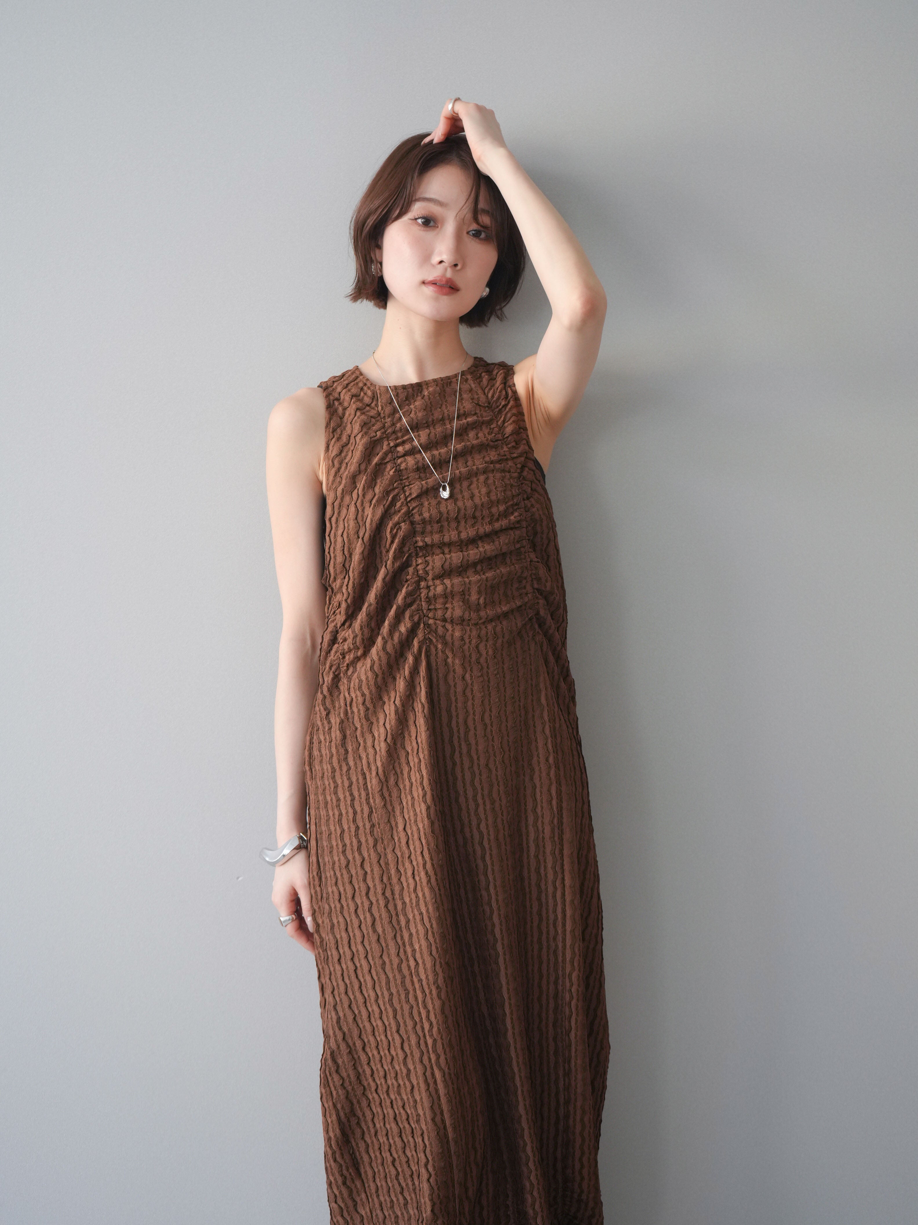 予約]シャーリングジャガードノースリーブワンピース/brown – Lumier