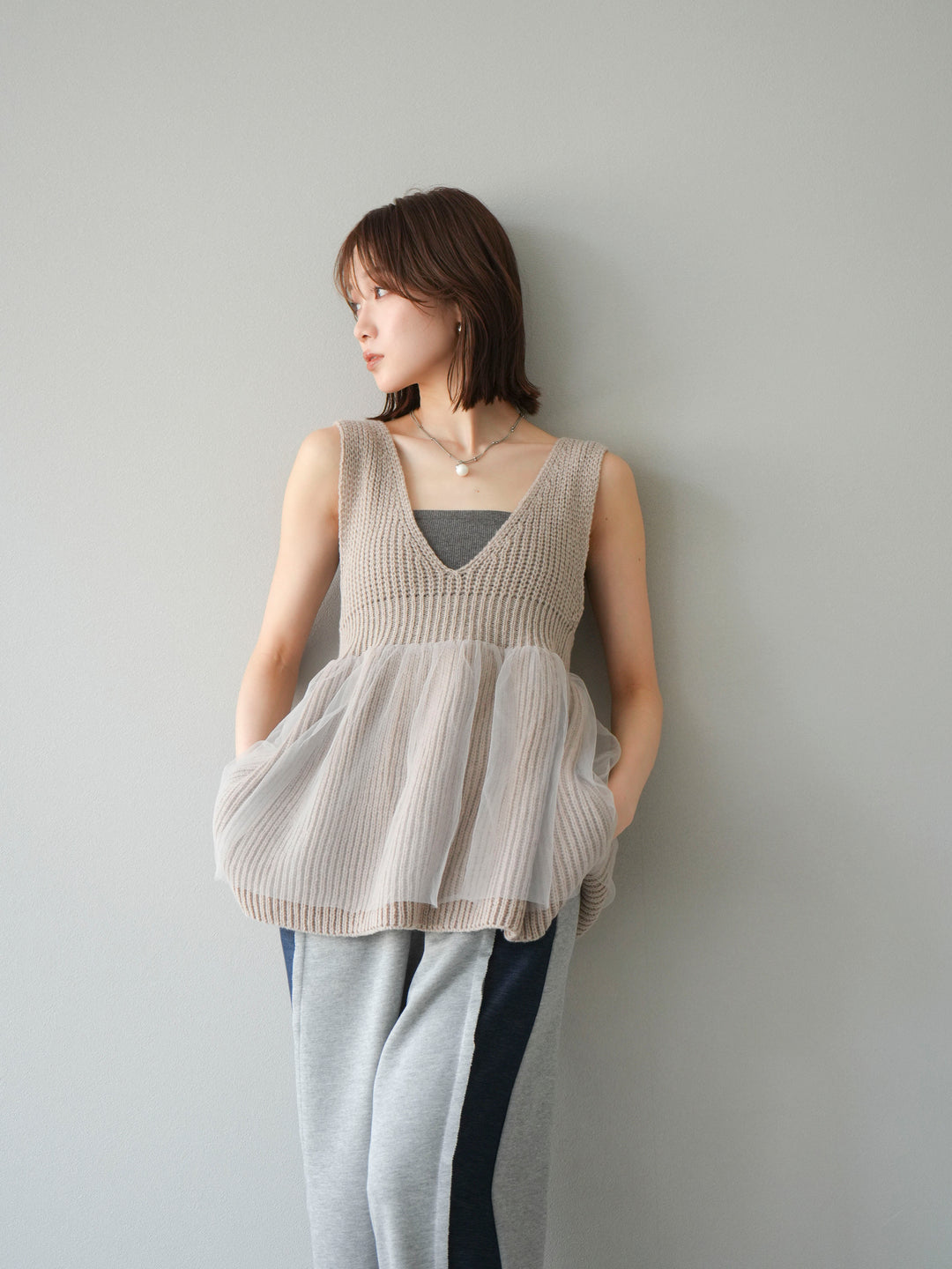 [予約]チュールレイヤードペプラムニットベスト/グレージュ