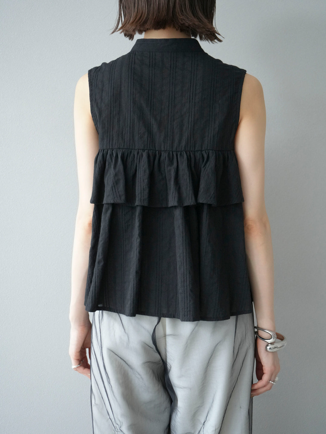 [予約]ドビーストライプアシンメトリーフリルノースリブラウス/ブラック